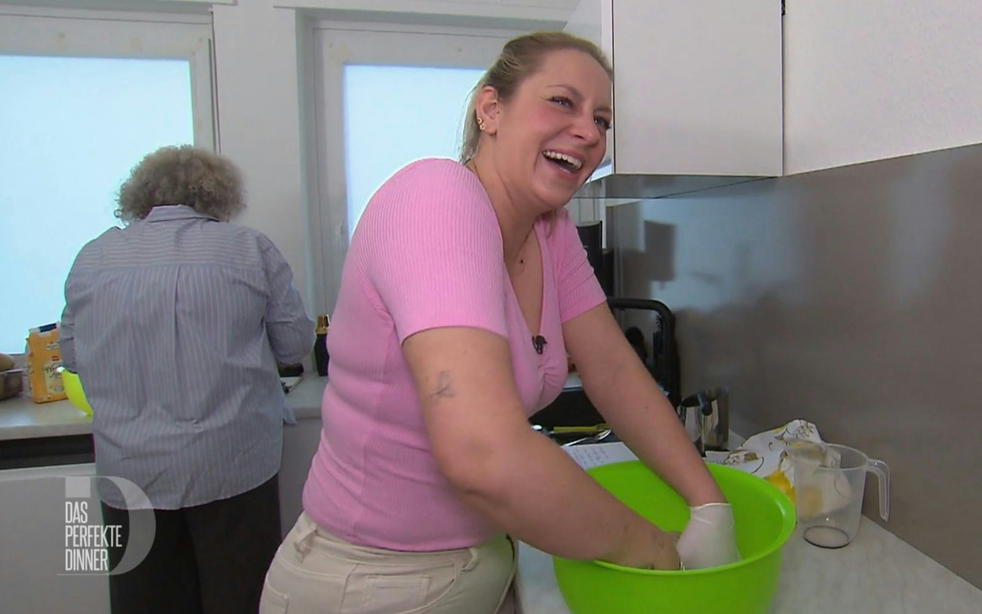 Strahlend knetet Jenny (35) hier noch ihren Teig, im Hintergrund werkelt Mama Beate (58). (Bild: RTL)