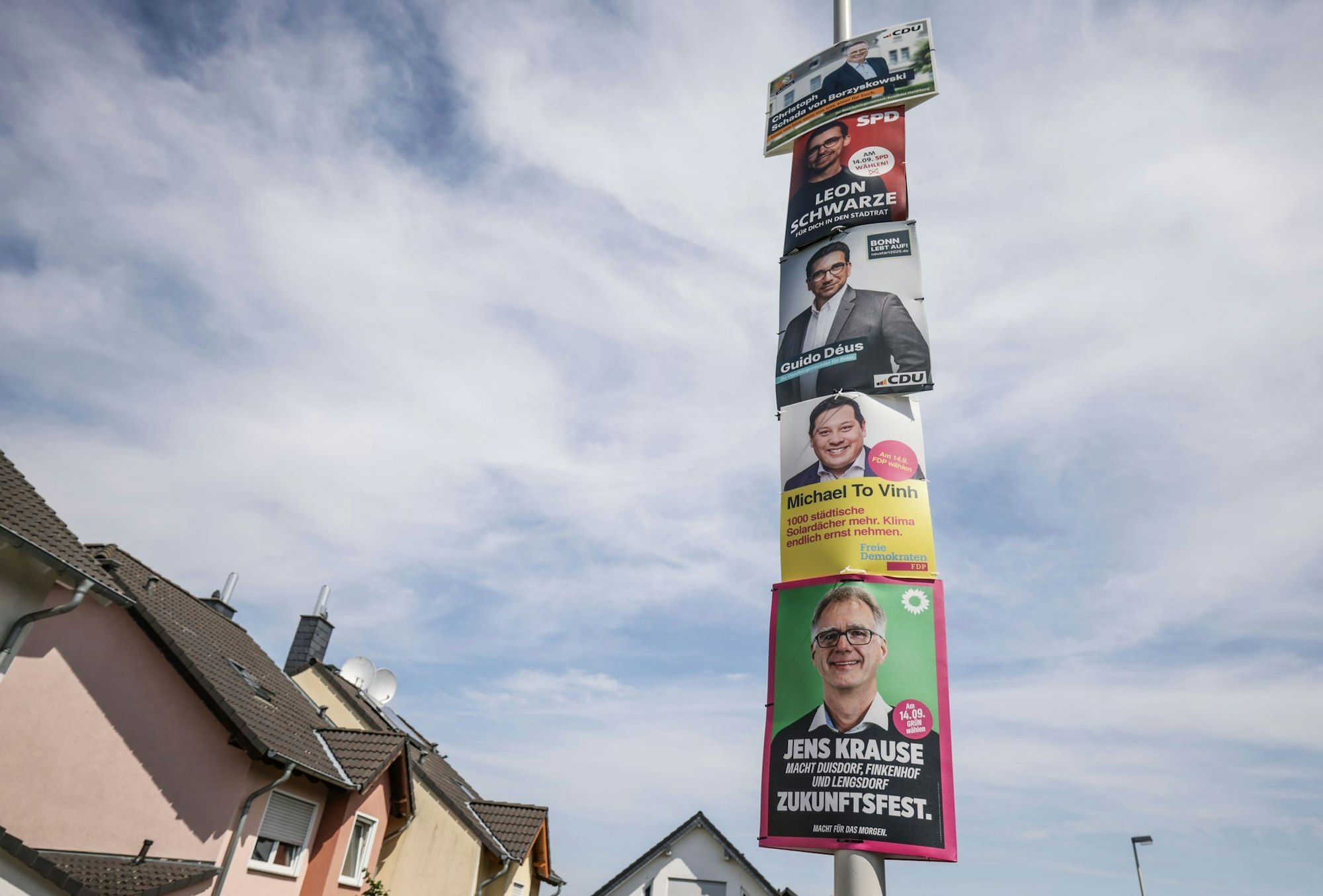 Noch unentschlossene Wählerinnen und Wähler können sich für die Kommunalwahlen in Nordrhein-Westfalen digitale Entscheidungshilfe holen. (Symbolbild)