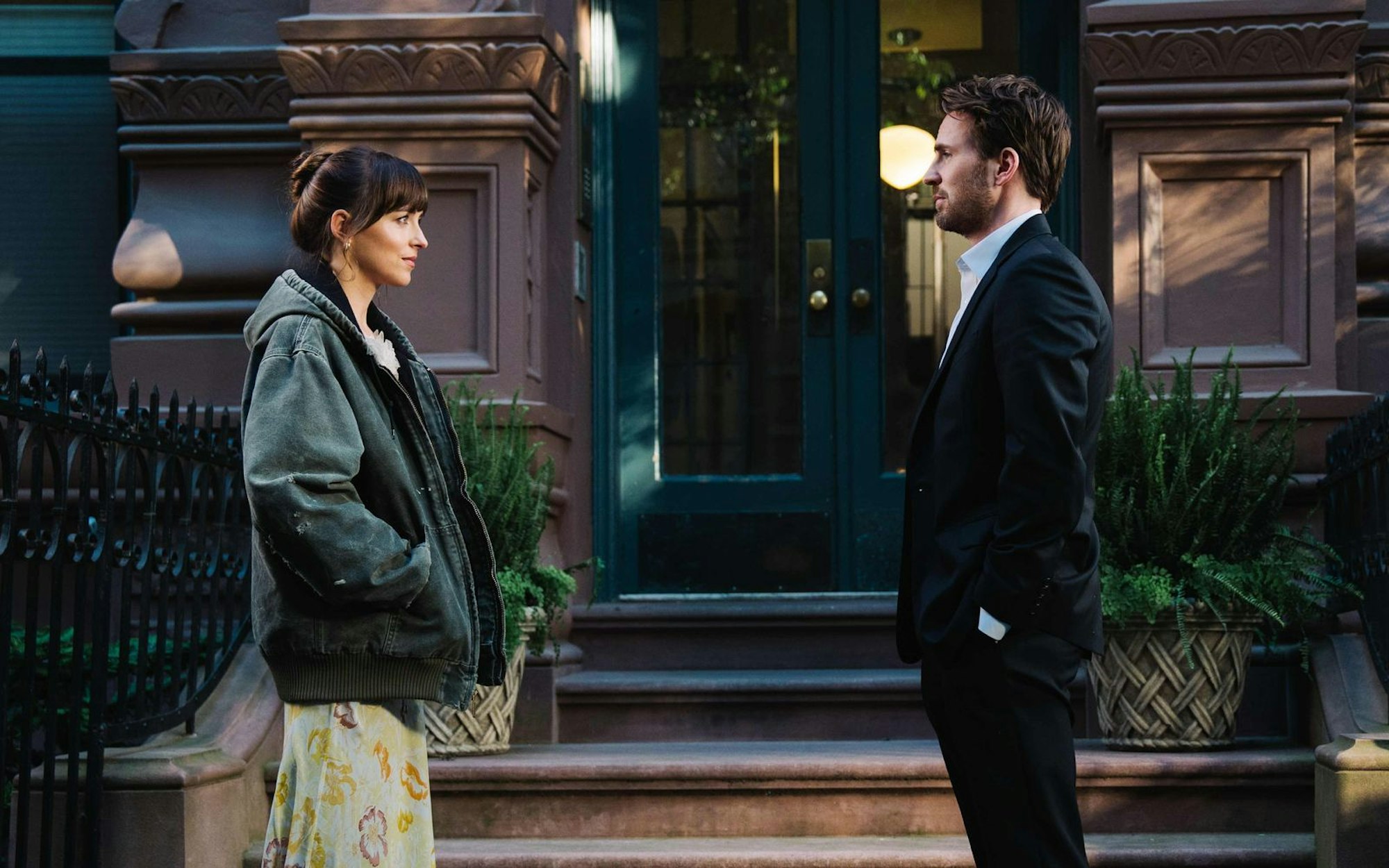 Eigentlich haben Lucy (Dakota Johnson) und John (Chris Evans) sich ja getrennt. Aber die beiden verstehen sich nach wie vor sehr, sehr gut ... (Bild: Sony Pictures/Adore Matchmaking LLC/Atsushi Nishijima)
