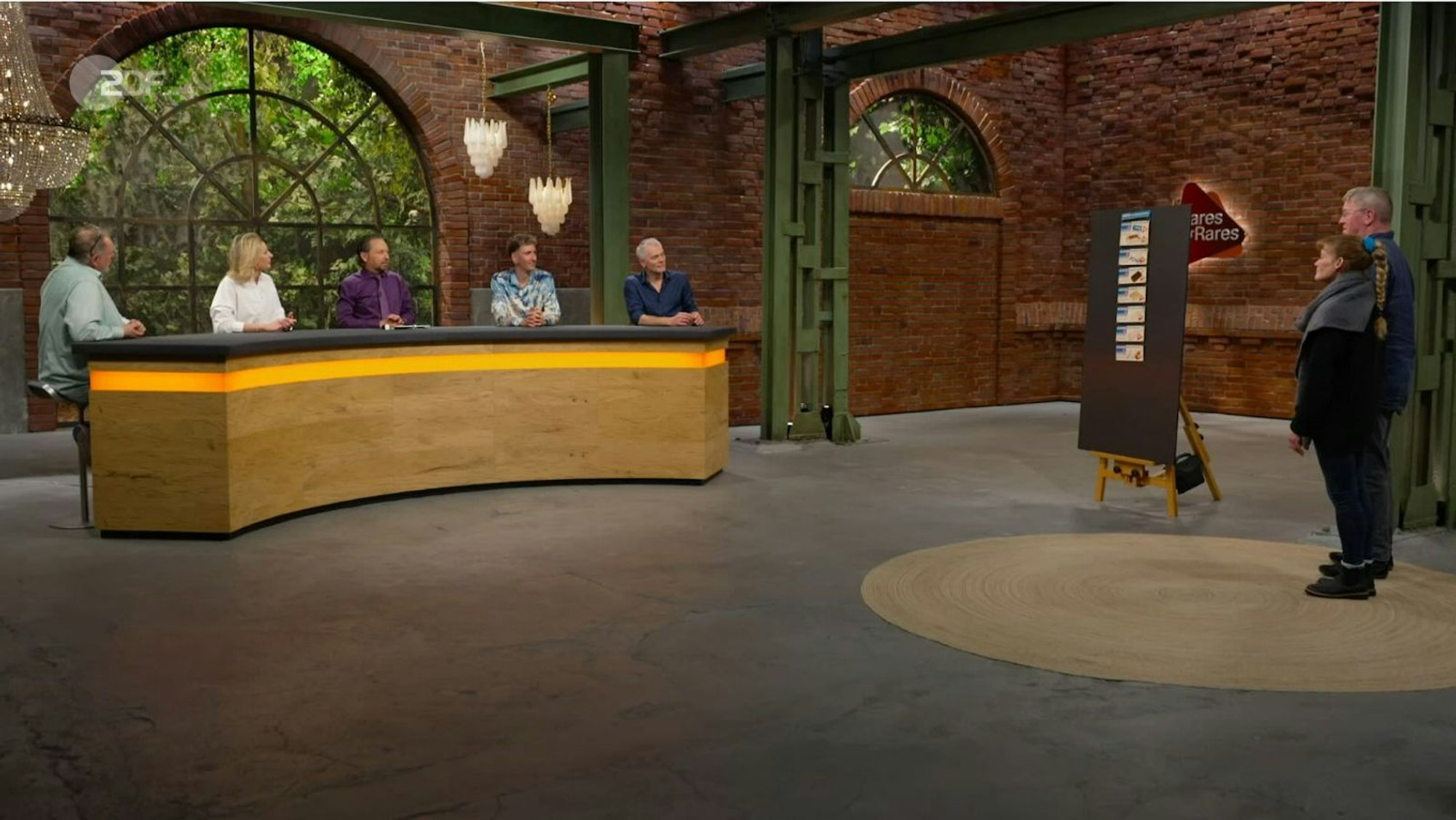 „Ich wollte immer mal einen Doktortitel haben“, schmunzelte Walter Lehnertz (links) und gab sein traditionelles Einstiegsgebot ab. (Bild: ZDF)
