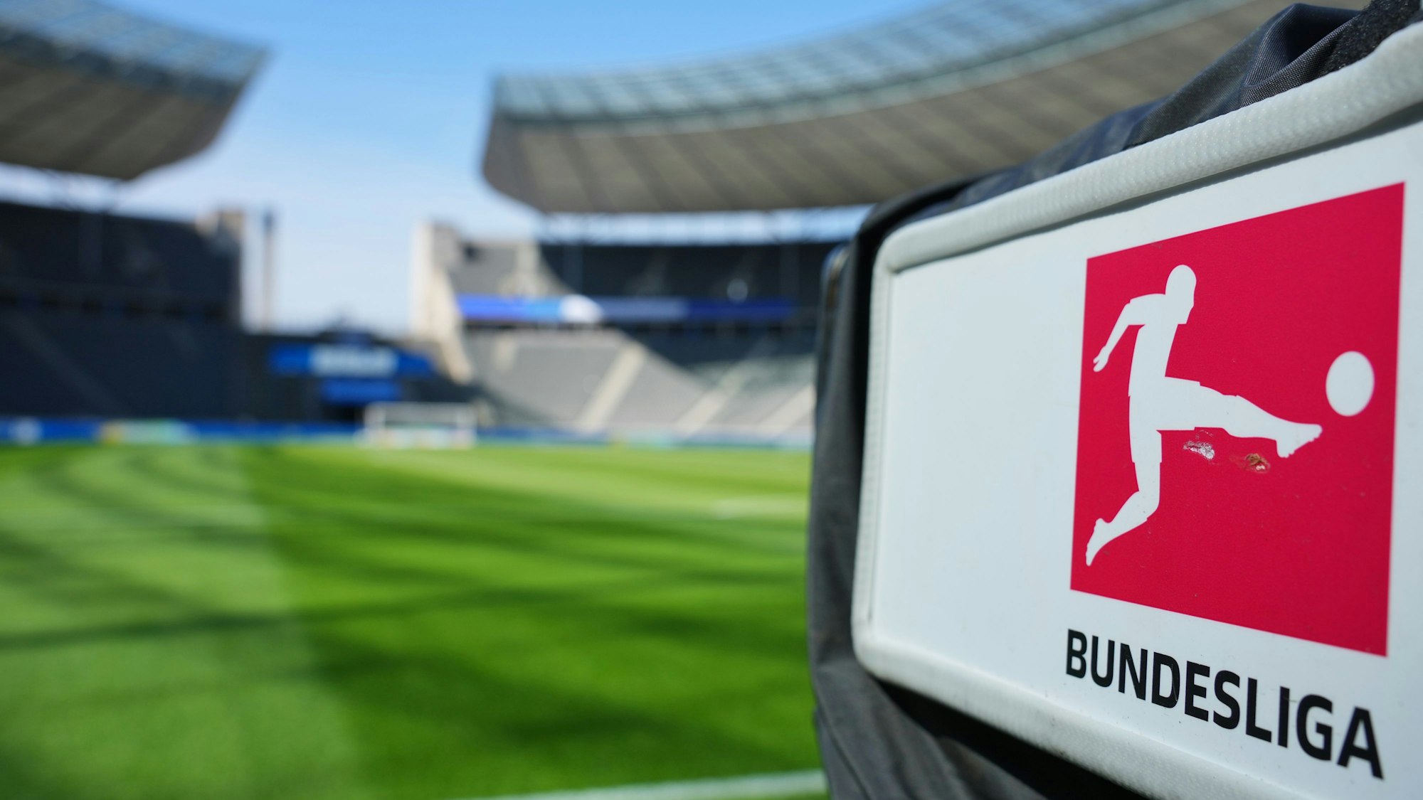 ARCHIV - 22.04.2023, Berlin: Fußball: Bundesliga, Hertha BSC - Werder Bremen, 29. Spieltag, Olympiastadion, eine TV-Kamera mit dem Bundesliga-Logo steht vor dem Spiel hinter dem Tor in der Ostkurve. (zu dpa: «Wie sich die DFL auf Netflix, Disney und Apple vorbereitet») Foto: Soeren Stache/dpa +++ dpa-Bildfunk +++