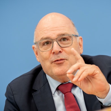 Der Geschäftsführer der Bundesvereinigung der Deutschen Arbeitgeberverbände, Steffen Kampeter (CDU), fordert eine Kontaktgebühr bei Arztbesuchen. (Archivbild)