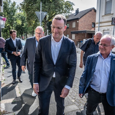 Jens Spahn kam nach Lützenkirchen ins Restaurant Nero, um seinem Parteifreund Stefan Hebbel im Wahlkampf zu helfen. Bild: Ralf Krieger