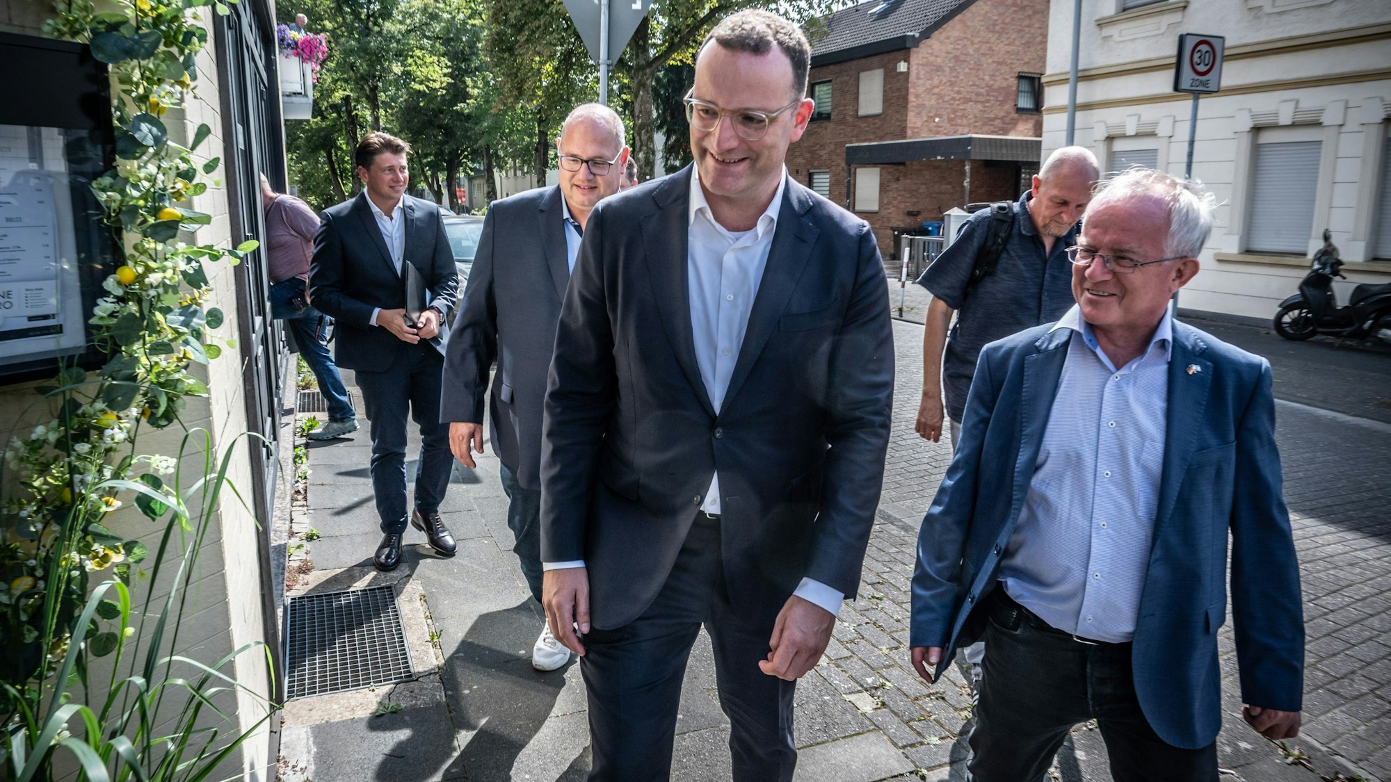 Jens Spahn kam nach Lützenkirchen ins Restaurant Nero, um seinem Parteifreund Stefan Hebbel im Wahlkampf zu helfen. Bild: Ralf Krieger
