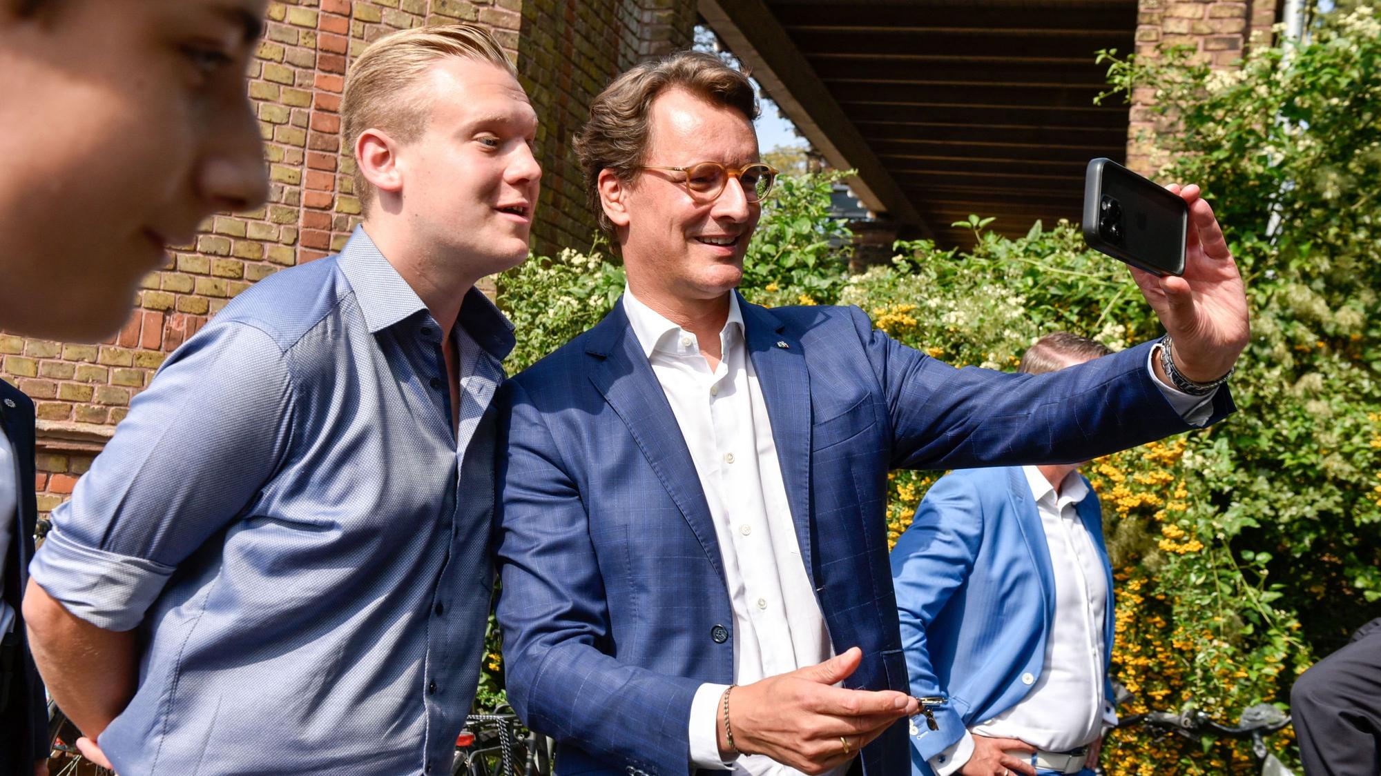 Ein schnelles Selfie mit Wüst, bevor er ins Auto stieg und Brühl verließ.