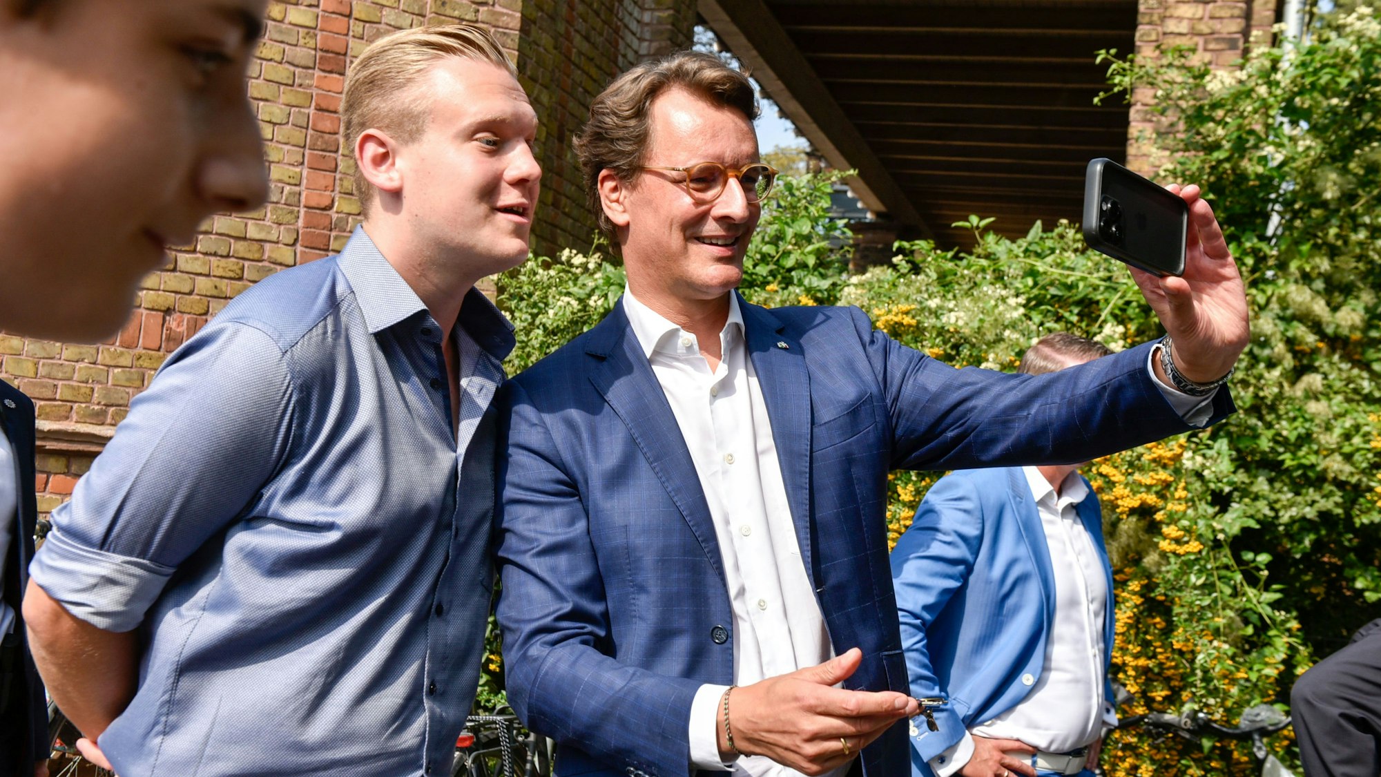 Ein schnelles Selfie mit Wüst, bevor er ins Auto stieg und Brühl verließ.