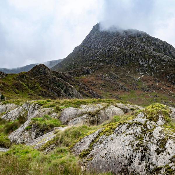 Wolken hängen über den Bergen des Snowdonia-Nationalparks in Wales.