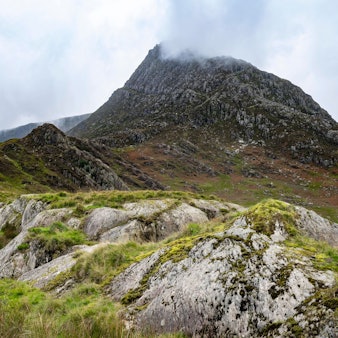 Wolken hängen über den Bergen des Snowdonia-Nationalparks in Wales.