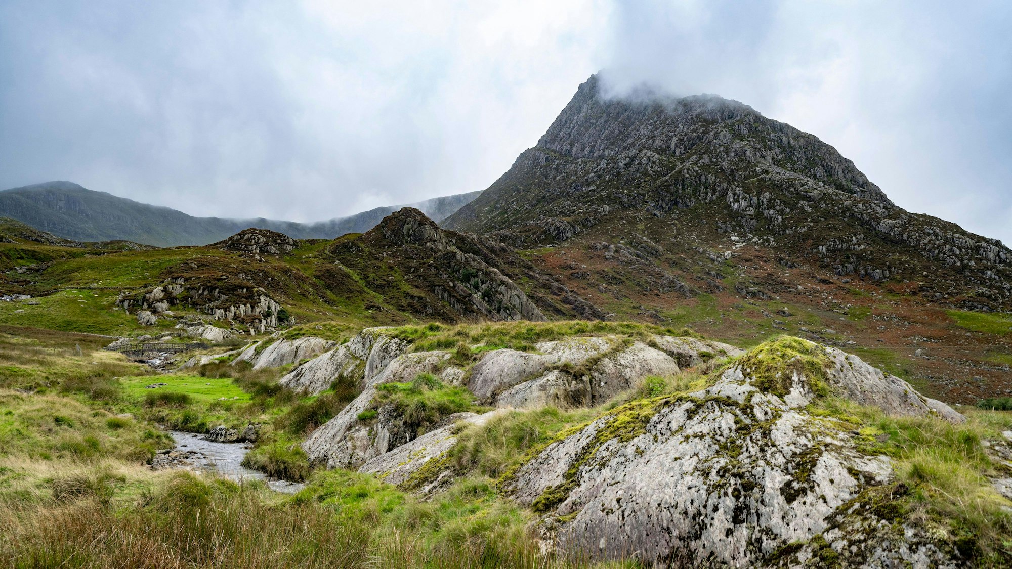 Wolken hängen über den Bergen des Snowdonia-Nationalparks in Wales.