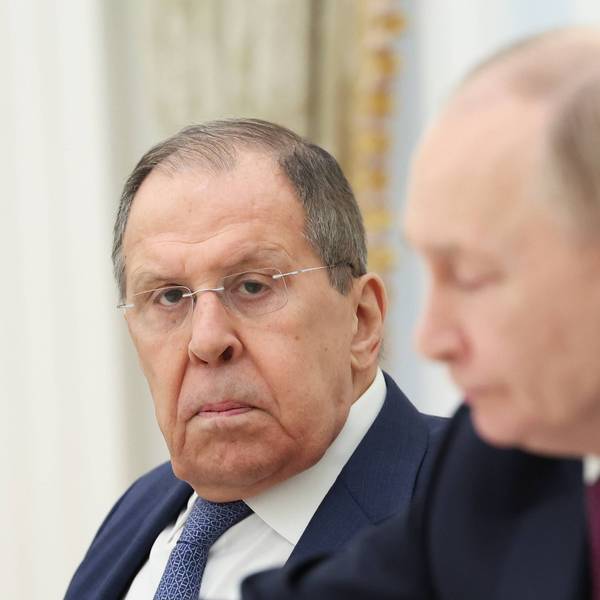 Sergej Lawrow sitzt neben Wladimir Putin.