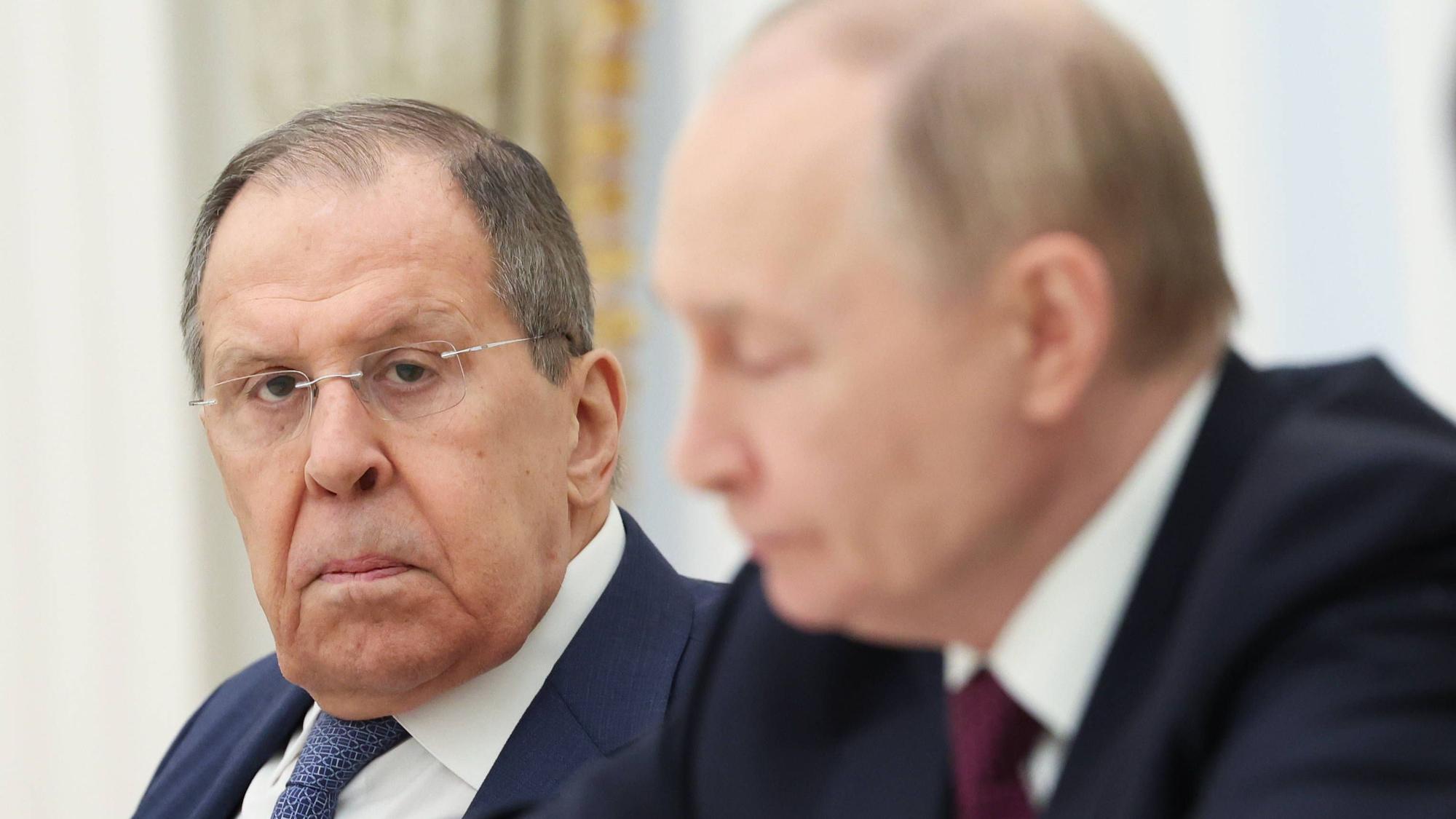 Sergej Lawrow sitzt neben Wladimir Putin.