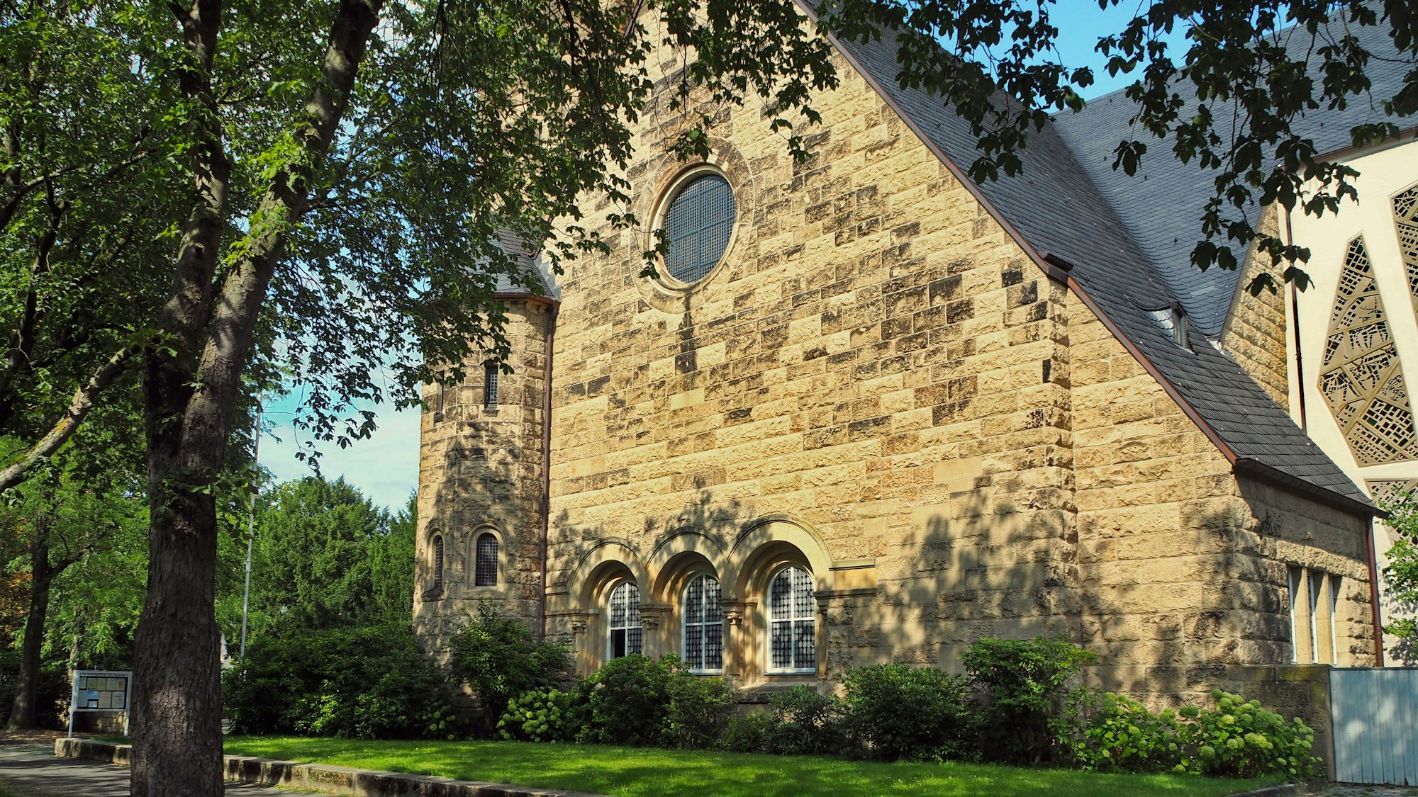 Blick auf eine Reformationskirche, die in ihrer Bauform einer englischen Pfarrkirche nachempfunden ist.