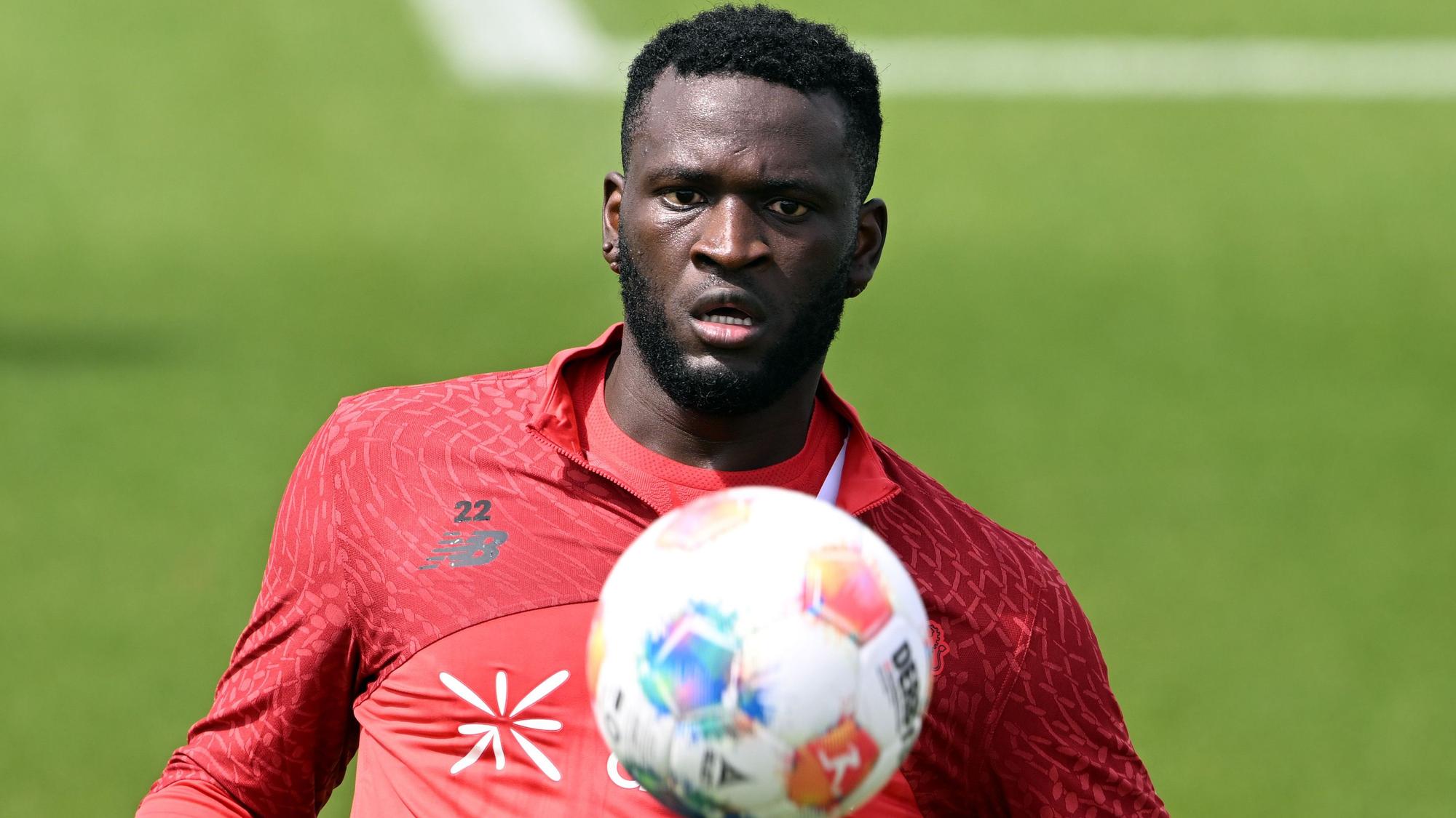 ARCHIV - 07.07.2025, Nordrhein-Westfalen, Leverkusen: Fußball: Bundesliga, Trainingsauftakt Bayer Leverkusen, Bayer Leverkusens Victor Boniface spielt den Ball. Leverkusen startet mit der Vorbereitung auf die neue Saison. (zu dpa: «Nach geplatztem Saudi-Arabien-Wechsel: Boniface will bleiben») Foto: Federico Gambarini/dpa +++ dpa-Bildfunk +++