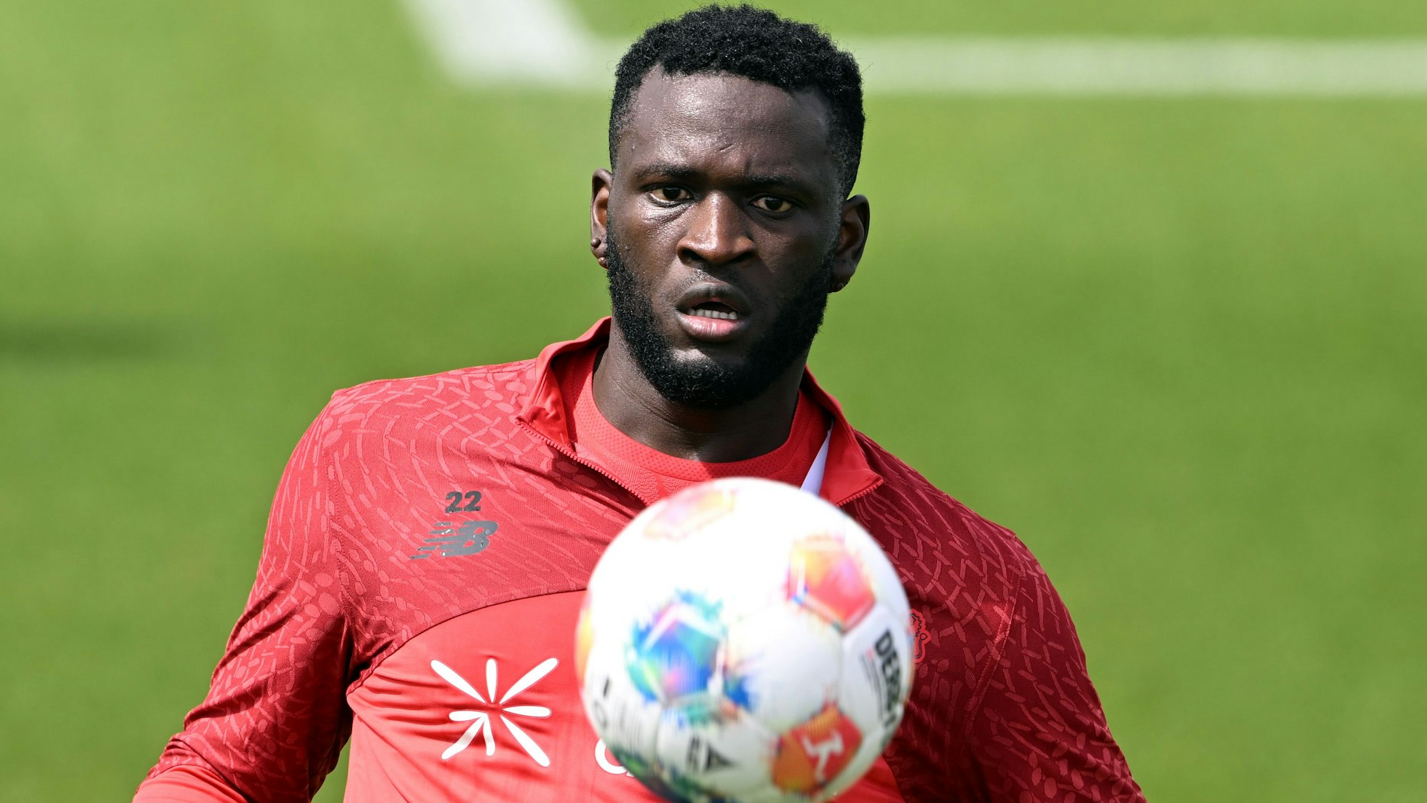 ARCHIV - 07.07.2025, Nordrhein-Westfalen, Leverkusen: Fußball: Bundesliga, Trainingsauftakt Bayer Leverkusen, Bayer Leverkusens Victor Boniface spielt den Ball. Leverkusen startet mit der Vorbereitung auf die neue Saison. (zu dpa: «Nach geplatztem Saudi-Arabien-Wechsel: Boniface will bleiben») Foto: Federico Gambarini/dpa +++ dpa-Bildfunk +++