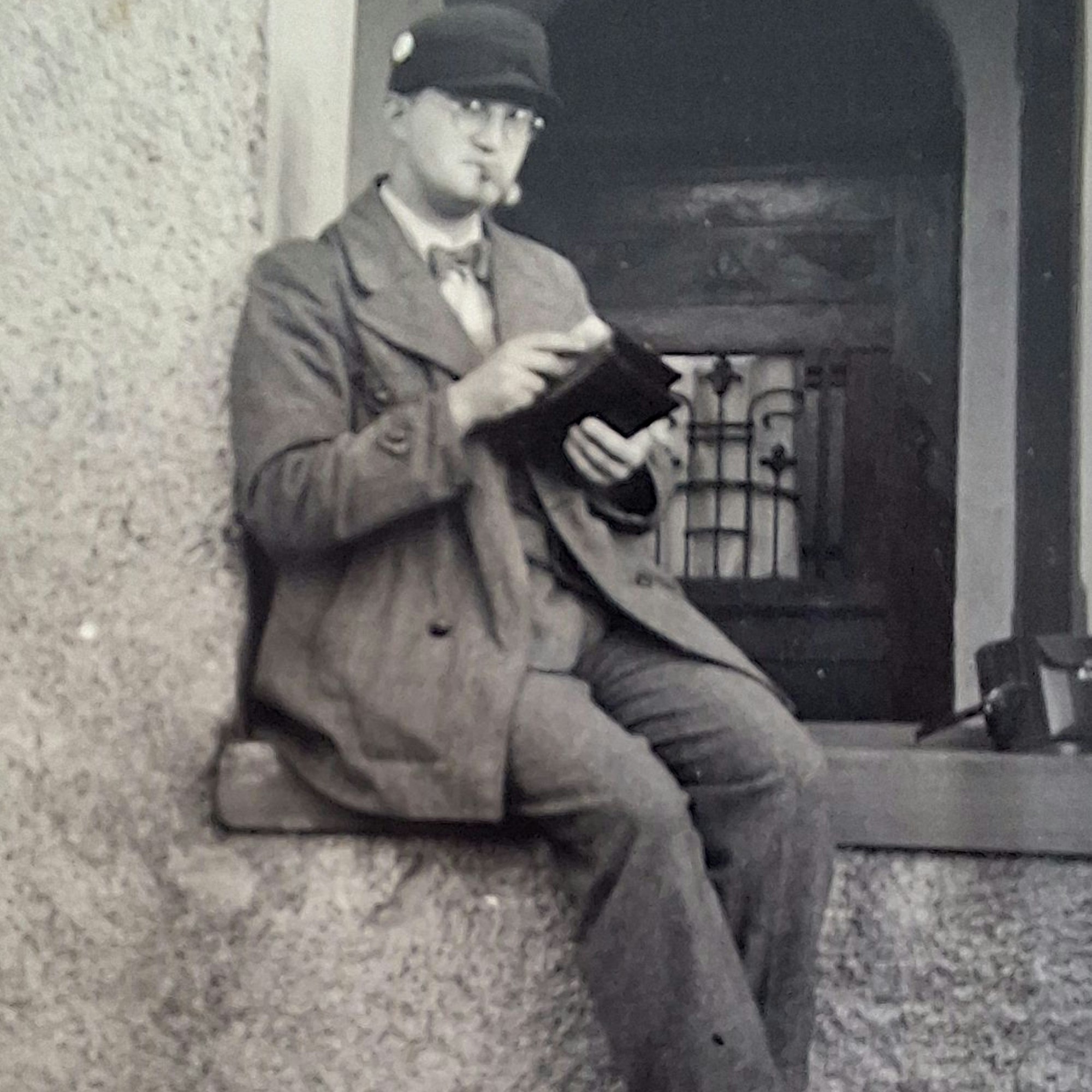 Das Schwarz-Weiß-Foto zeigt Erich Wagner in lässiger Pose mit Zigarre.