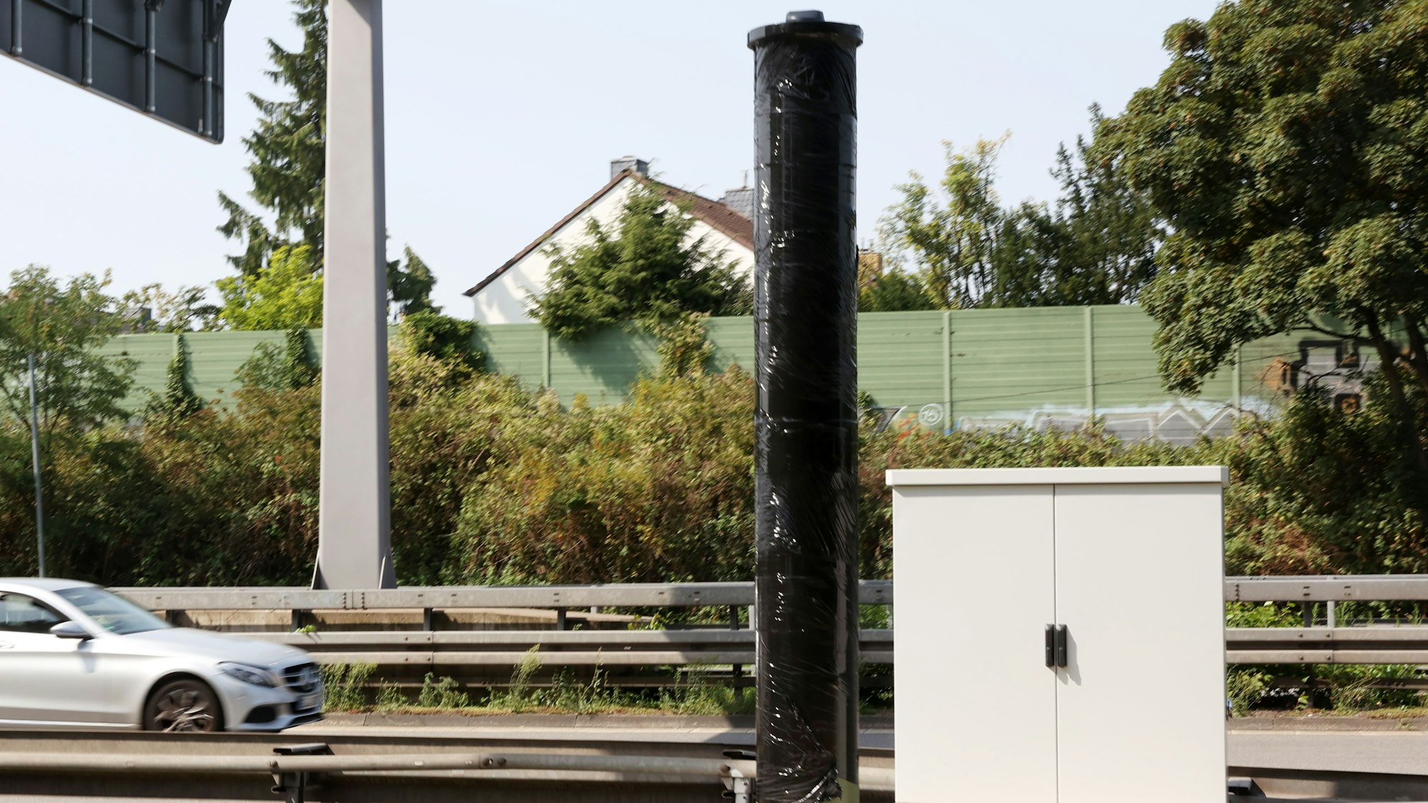 Der neue Blitzer auf der Stadtautobahn (B55a) stadtauswärts vor dem Autobahnkreuz Köln-Ost.