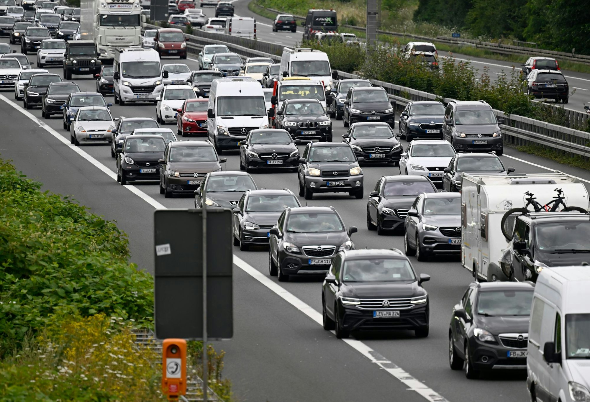 In NRW waren zum Jahresbeginn auf 1.000 Einwohnerinnen und Einwohner 590 Pkw zugelassen. Auch bundesweit erreichte die sogenannte Pkw-Dichte diesen Wert. (Symbolbild)