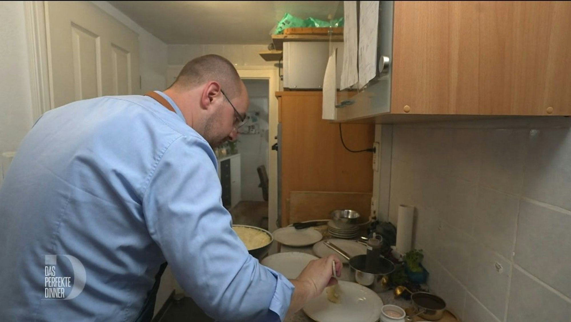 Hingebungsvoll kredenzt Steffen sein Trüffel-Risotto. (Bild: RTL)