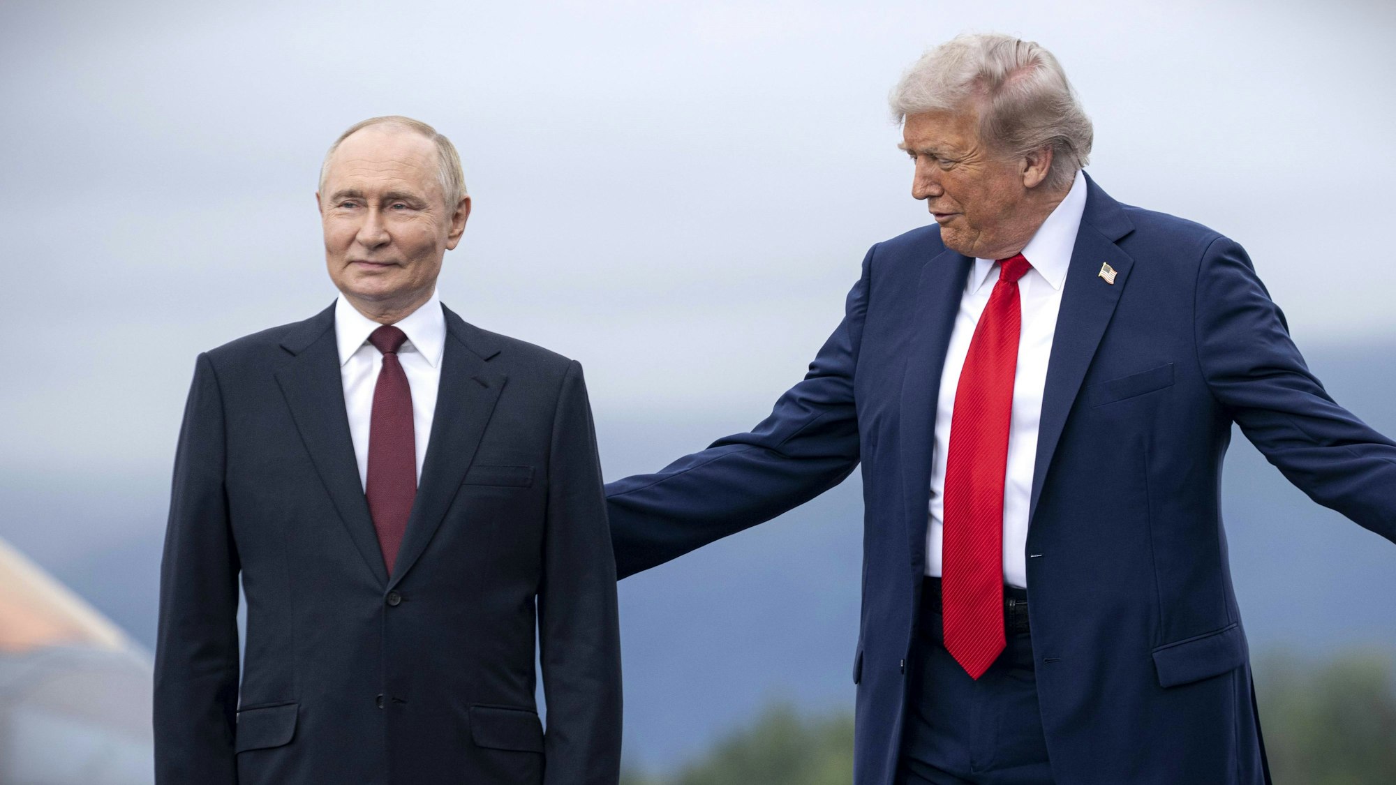Kremlchef Wladimir Putin zusammen mit US-Präsident Donald Trump in Alaska. Moskau lehnt die amerikanischen und europäischen Friedensbemühungen weiterhin eindeutig ab. (Archivbild)