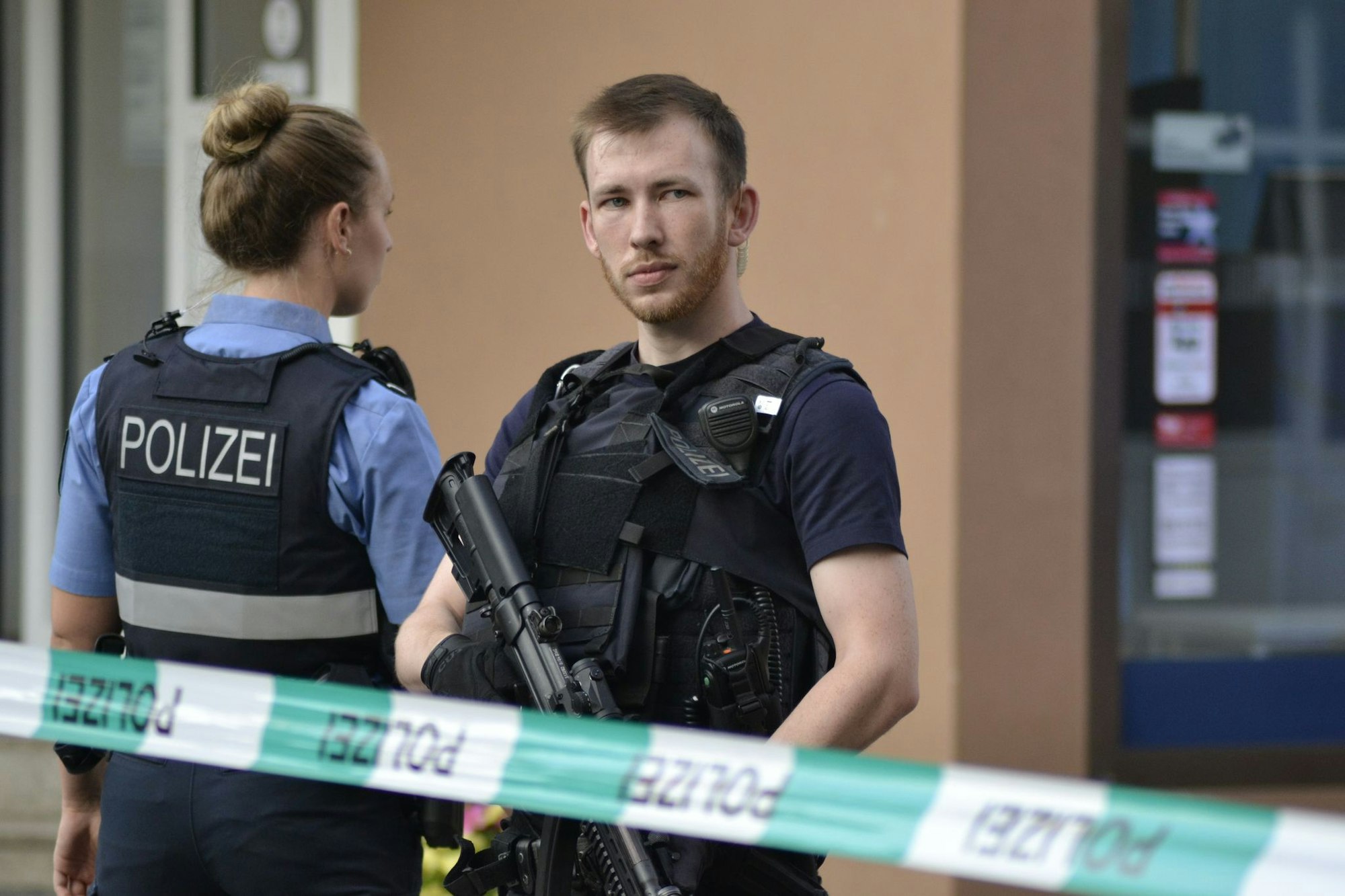 Polizisten sichern den Tatort.