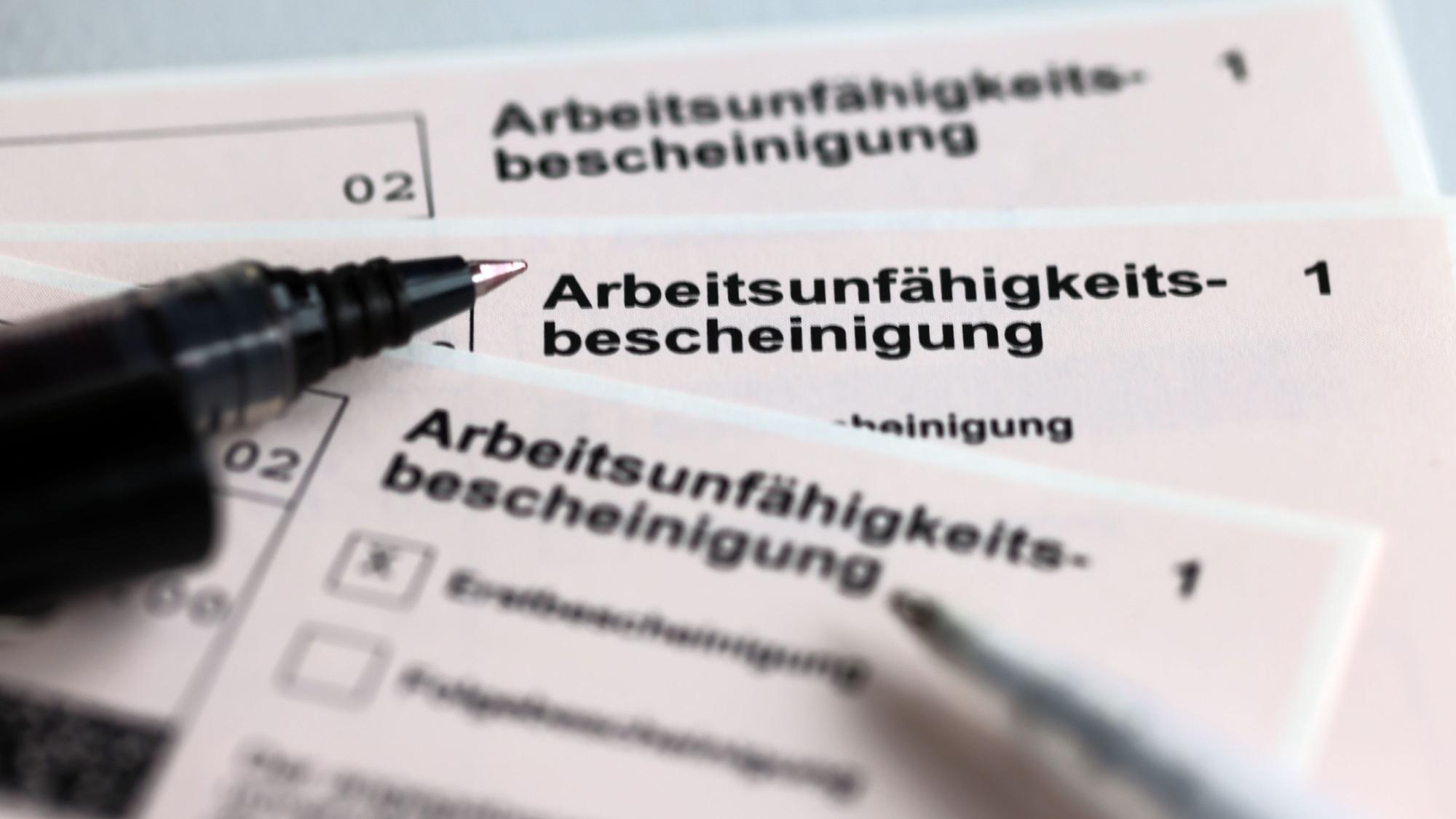 Arbeitsunfähigkeitsbescheinigung mit Kugelschreiber daneben.