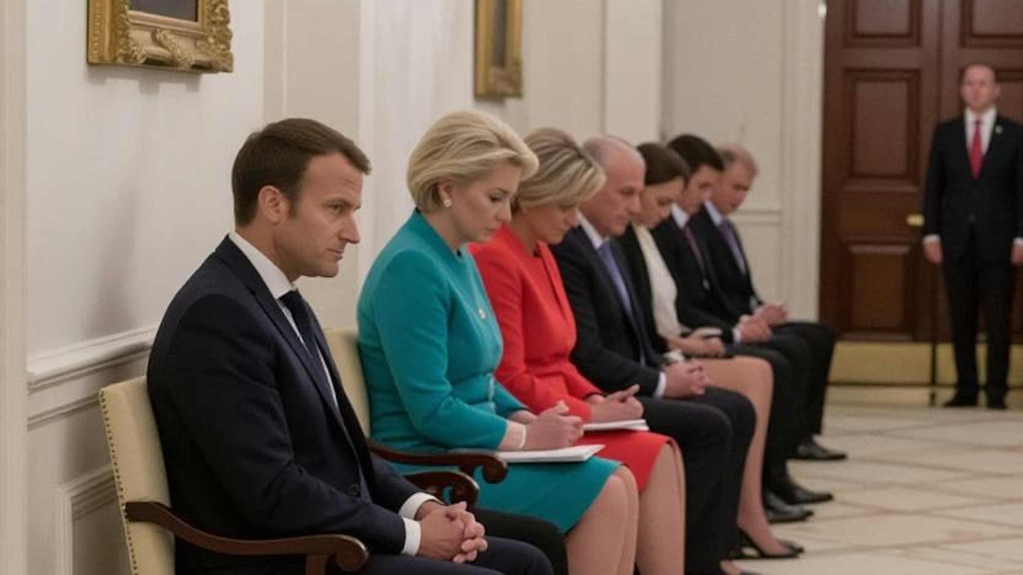 Macron und von der Leyen sitzen auf einem gefälschten KI-Bild auf Stühlen.