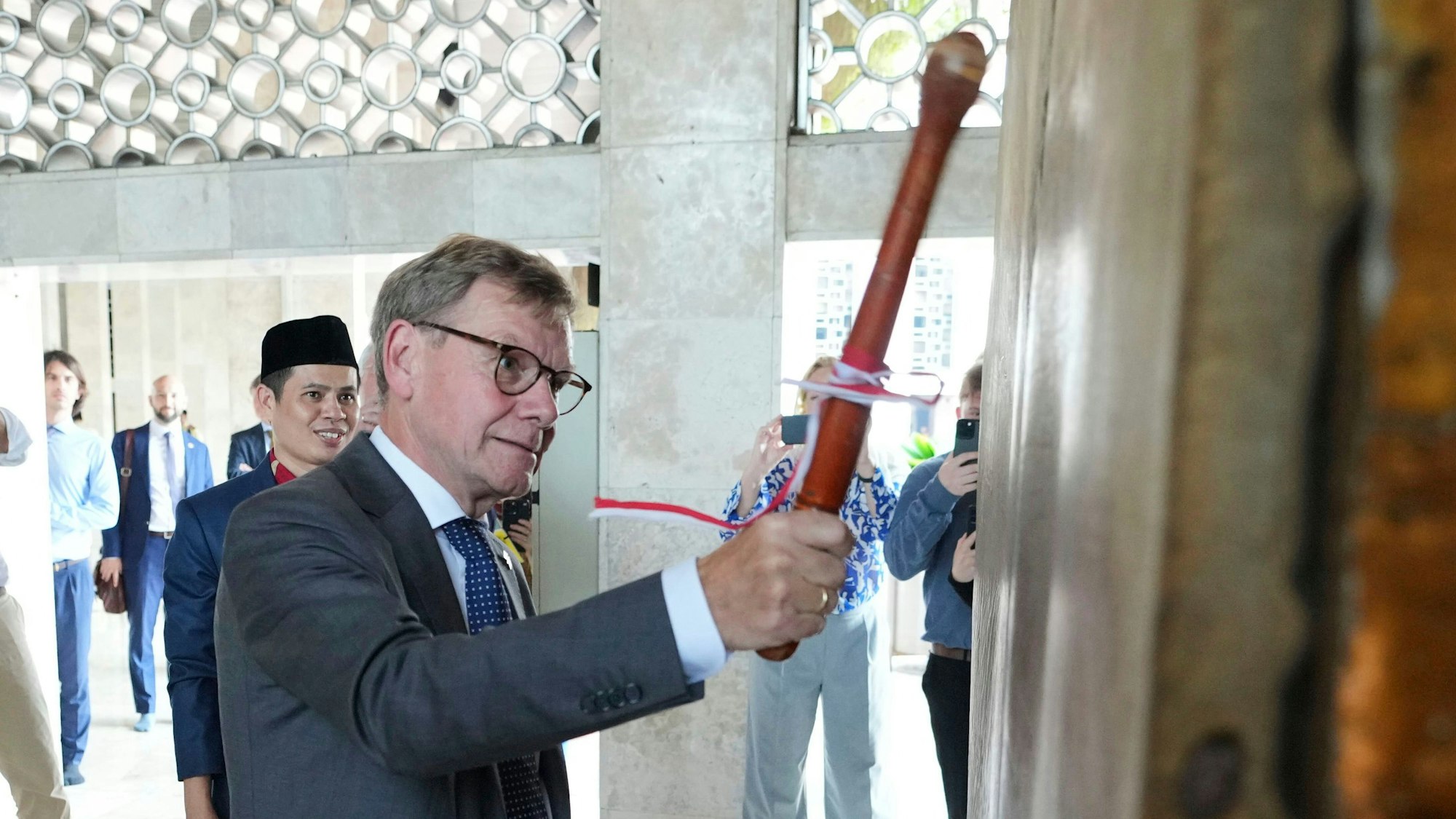 Der deutsche Außenminister Johann Wadephul schlägt während seines Besuchs in der Istiqlal-Moschee eine Trommel, die traditionell die Gebetszeiten anzeigt.