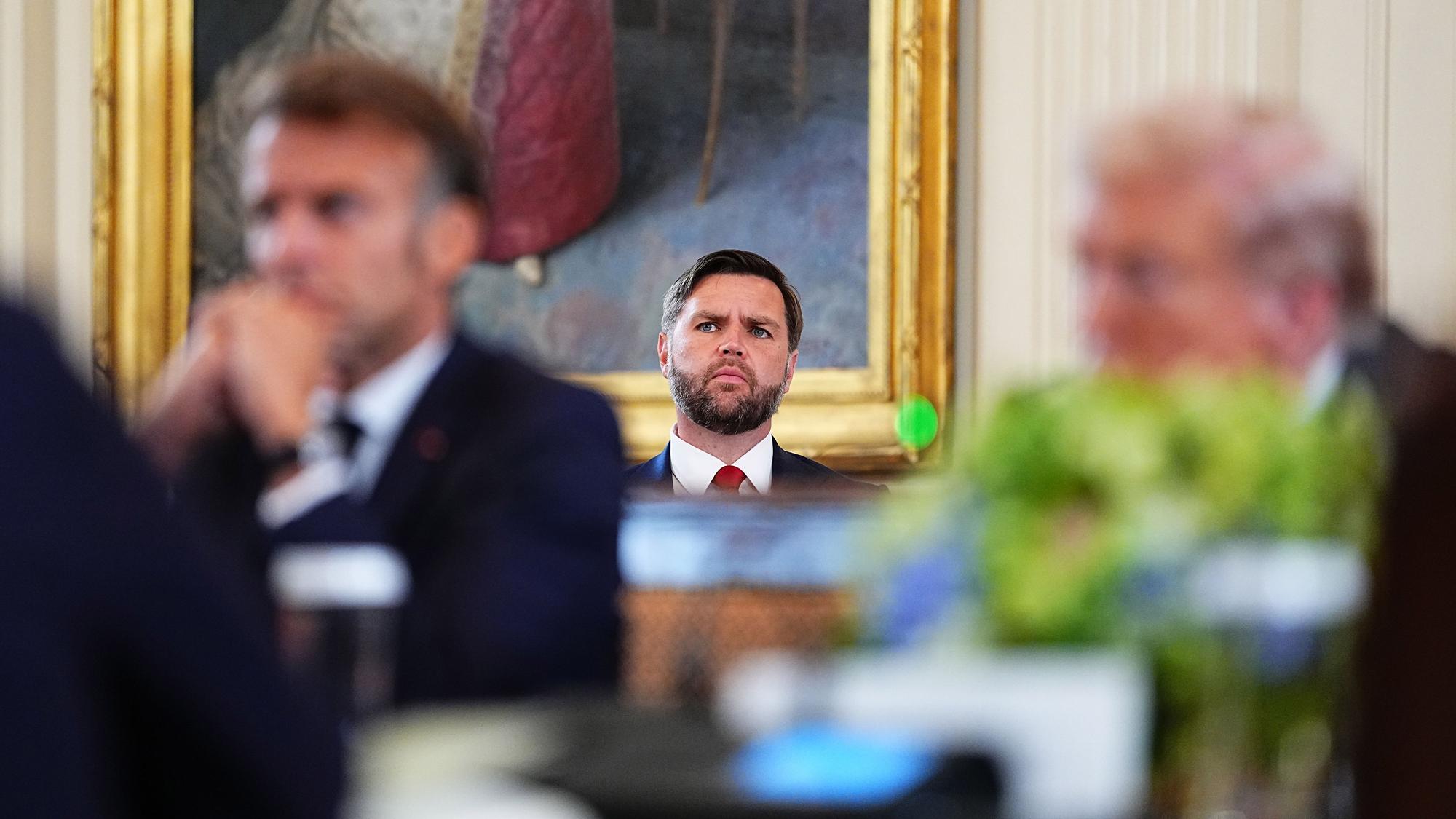 US-Vizepräsident J. D. Vance beim Treffen mit US-Präsident Donald Trump (vorne rechts), Selenskyj, Präsident der Ukraine, und europäischen Staats- und Regierungschefs im Weißen Haus. (Archivbild)