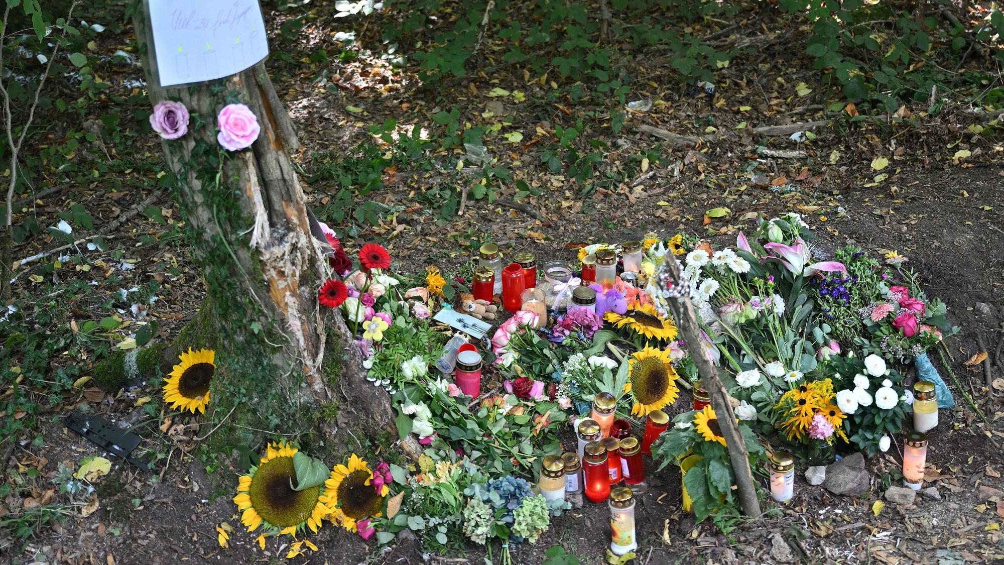 An der Unfallstelle ist mittlerweile ein Meer aus Blumen und Kerzen entstanden.