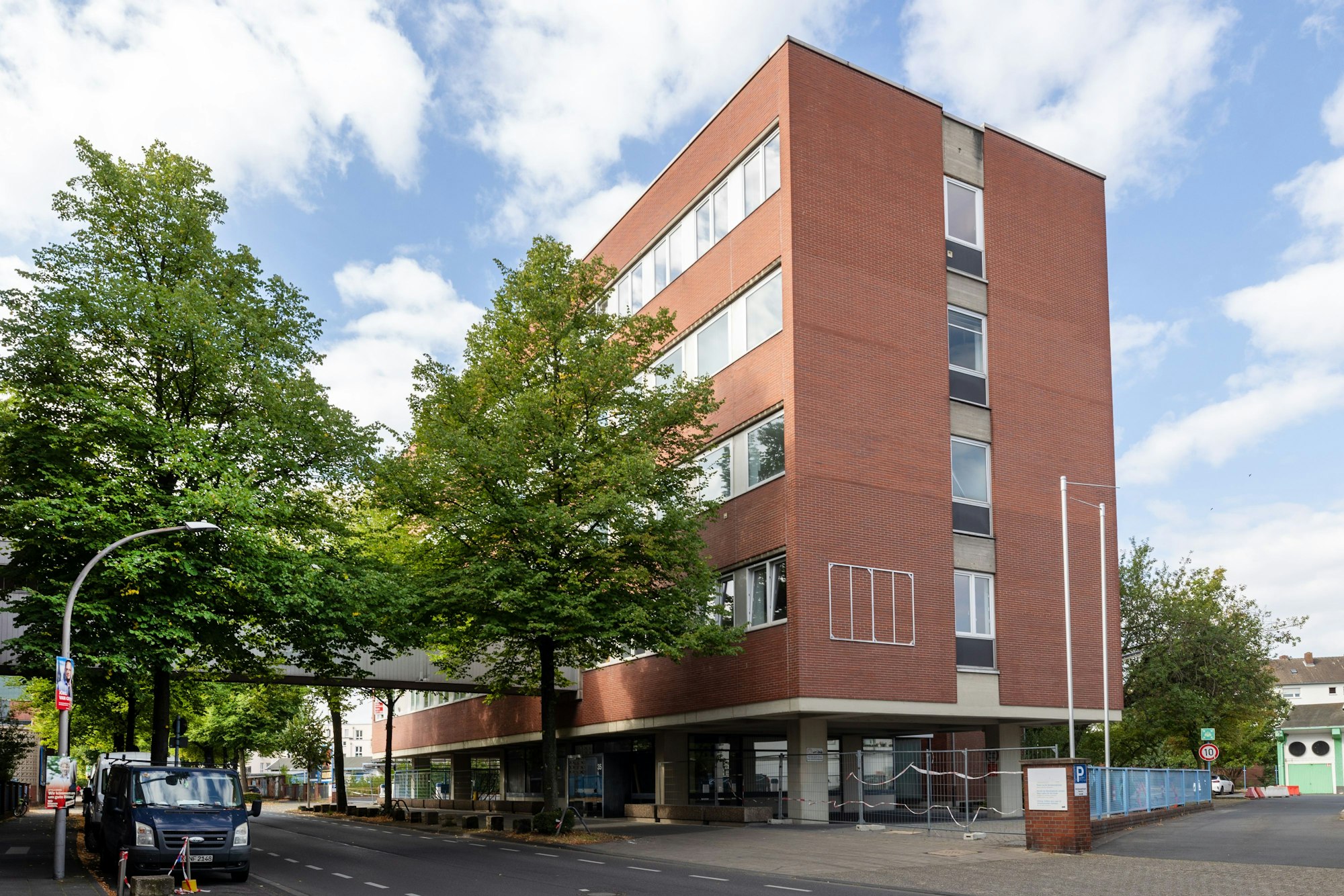 Die ehemalige Verwaltung des Milchversorgers Friesland-Campina an der Geldernstraße in Nippes