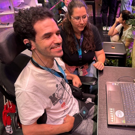 Gamescom: Student Konstantin bedient ein Spiel mit seinen Pupillen