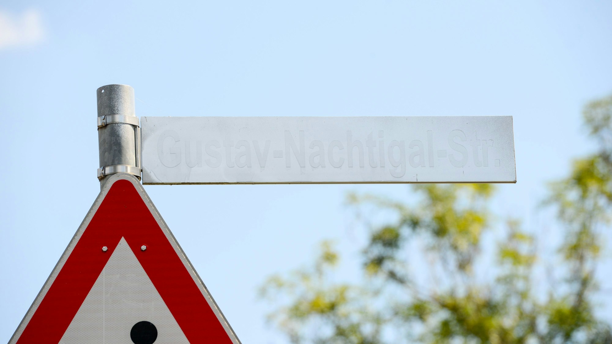 Das Schild der Gustav-Nachtigal-Straße in Nippes wurde schon mehrfach übermalt oder überklebt. (Archivbild)