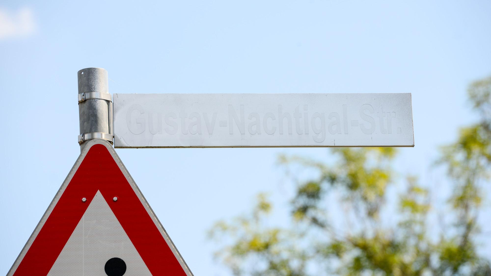 Das Schild der Gustav-Nachtigal-Straße in Nippes wurde schon mehrfach übermalt oder überklebt. (Archivbild)