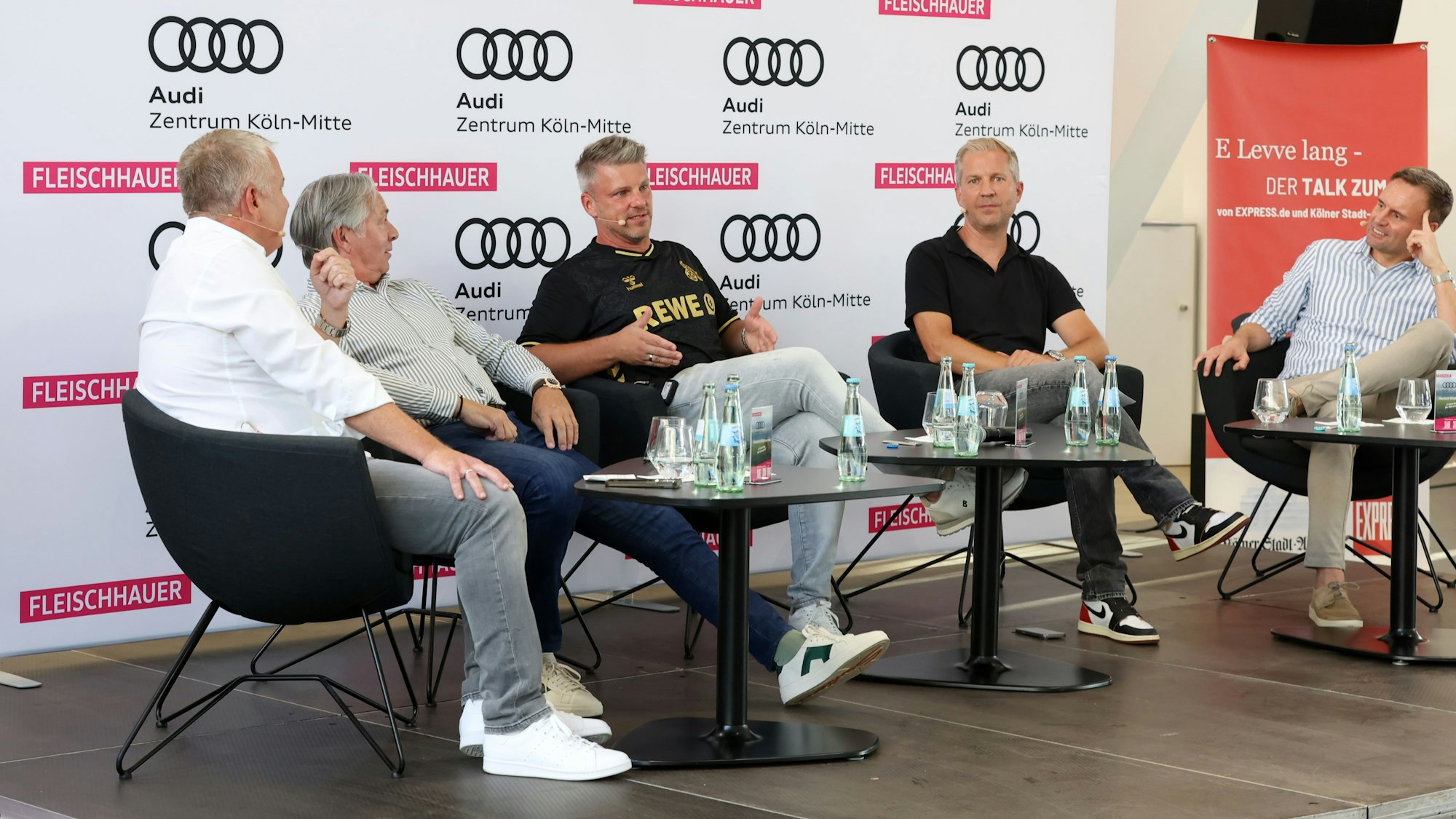 Der FC-Talk im Fleischhauer-Audizentrum in Ehrenfeld. Von links: Marcel Schwamborn (Express-Leiter Report), Stephan Engels (Klublegende des 1. FC Köln), Lukas Kwasniok (Cheftrainer 1. FC Köln), Christian Löer (KStA-Sportchef), Lars Werner (KStA-Chefreporter).