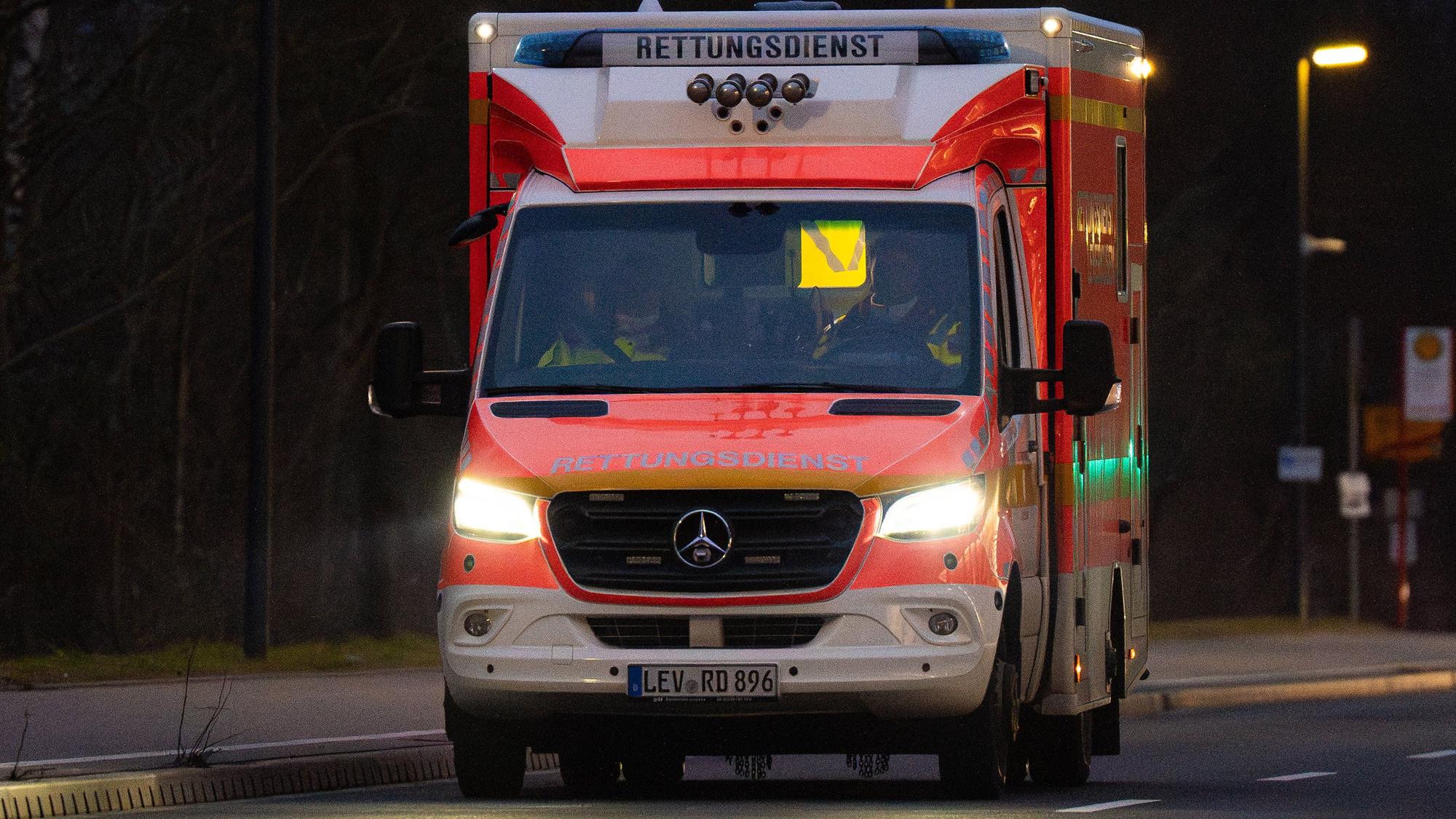 Ein Rettungsdienstwagen im Einsatz in Leverkusen.