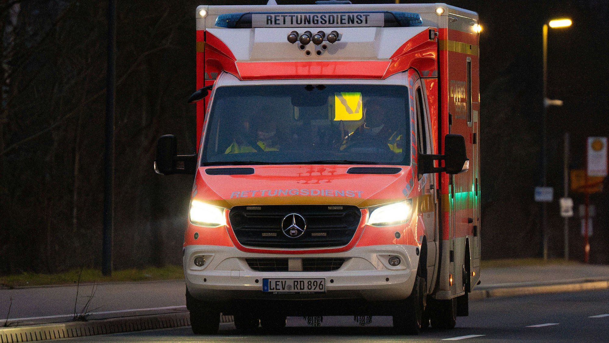 Ein Rettungsdienstwagen im Einsatz in Leverkusen.