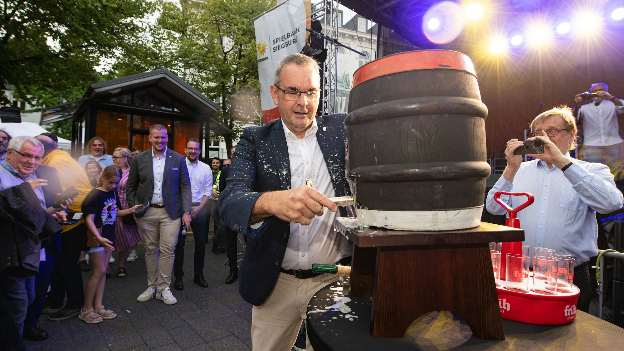 Bürgermeister Stefan Rosemann eröffnet das Siegburger Stadtfest 2024 mit dem Fassanstich.