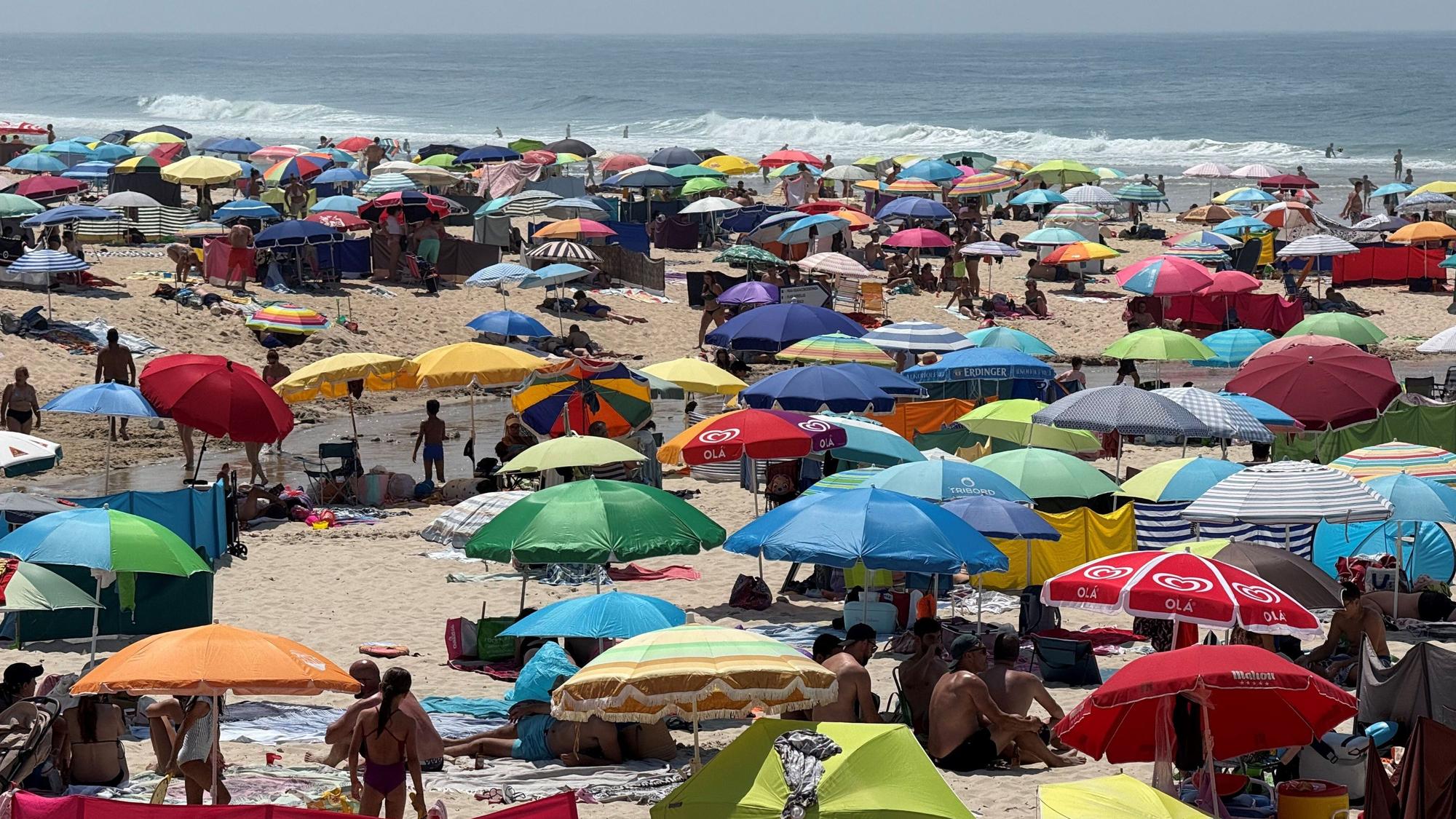 Ein Strand in Portugal: Bunte Farben und die Weite des Meeres im Kontrast.