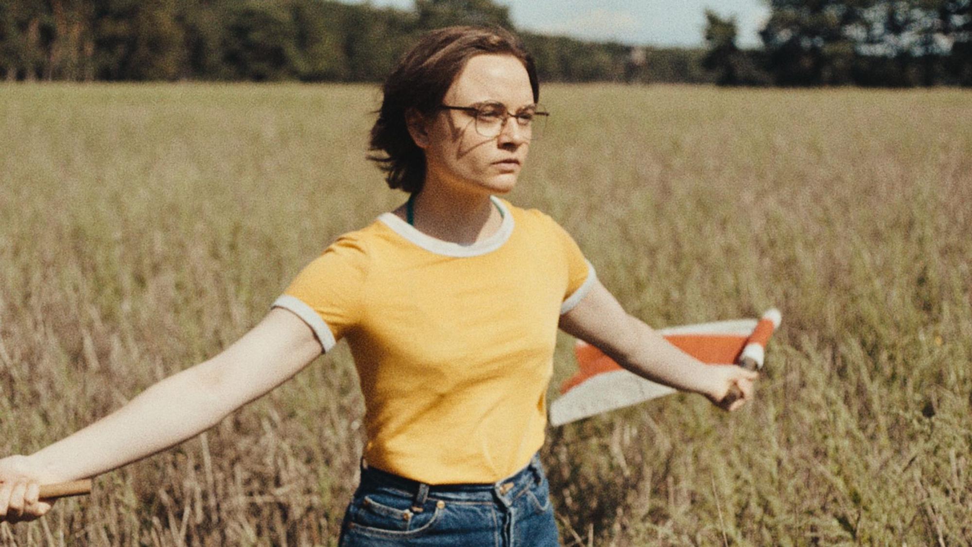 Lena Urzendowsky als Angelika in einer Szene aus dem Film «In die Sonne schauen».