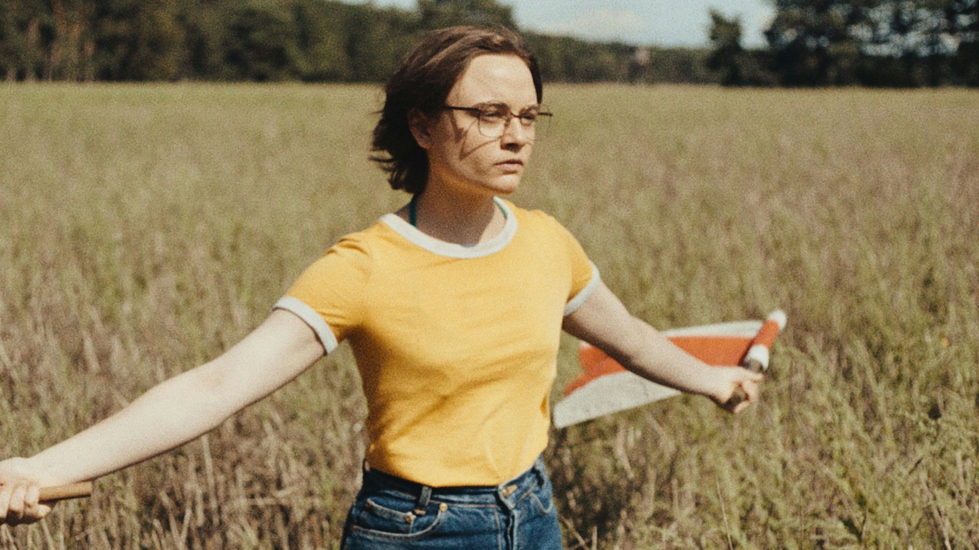 Lena Urzendowsky als Angelika in einer Szene aus dem Film «In die Sonne schauen».