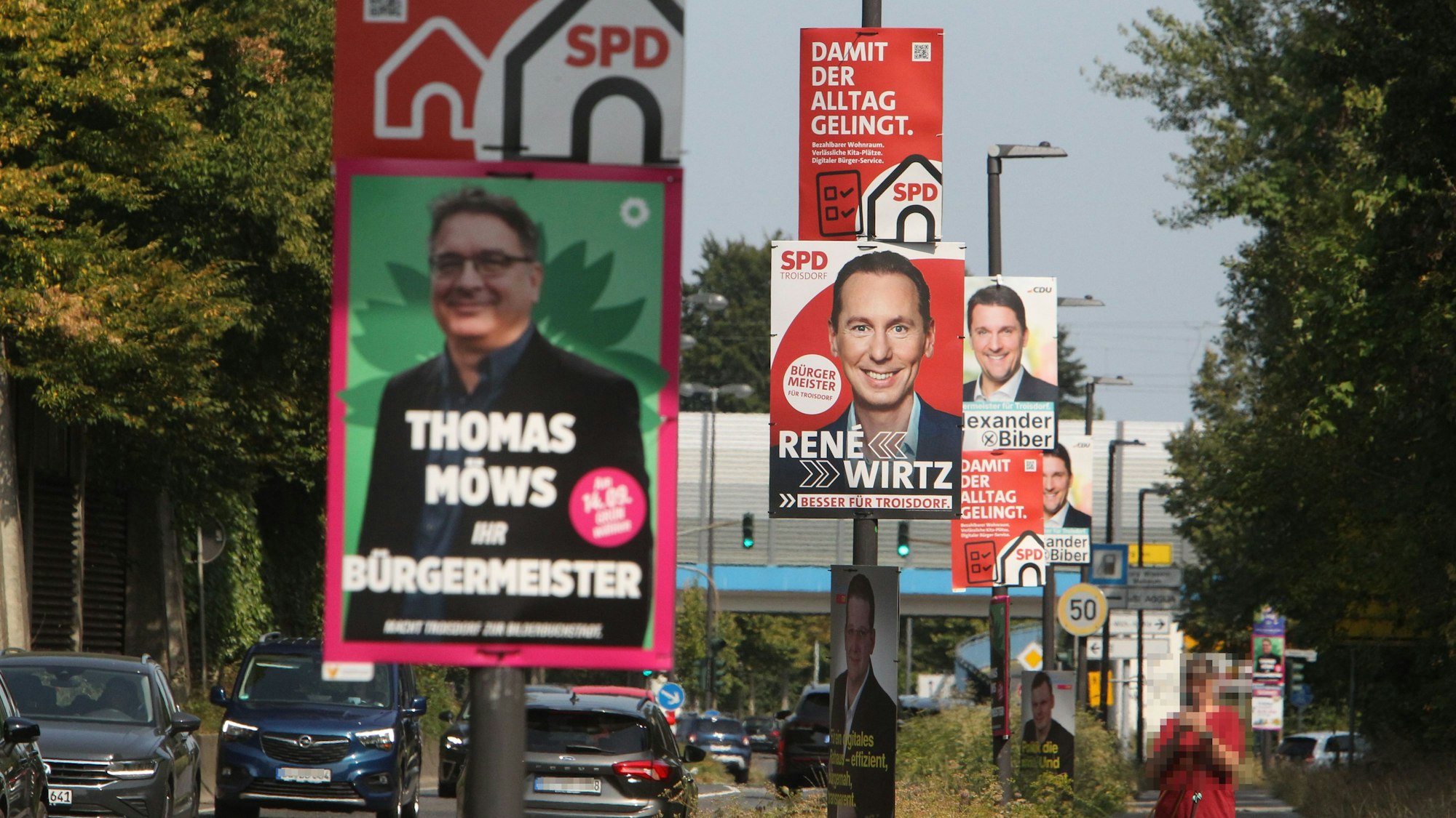 Auch in Troisdorf am Willy-Brandt-Ring werden die Parteien mit Gesichtern und Slogans.
