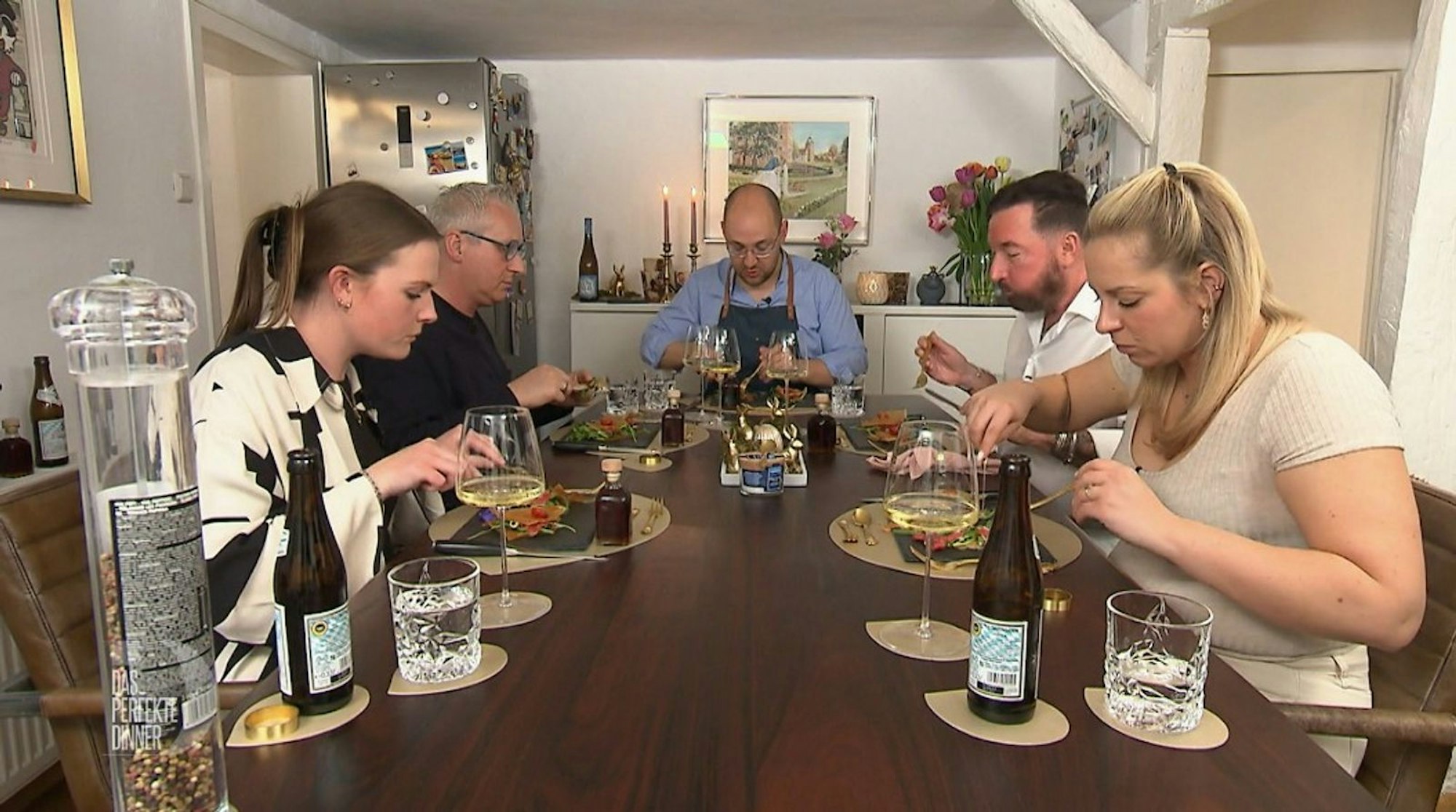 An Tag 4 trifft sich die „Dinner“-Runde bei Steffen in Kempen. (Bild: RTL)