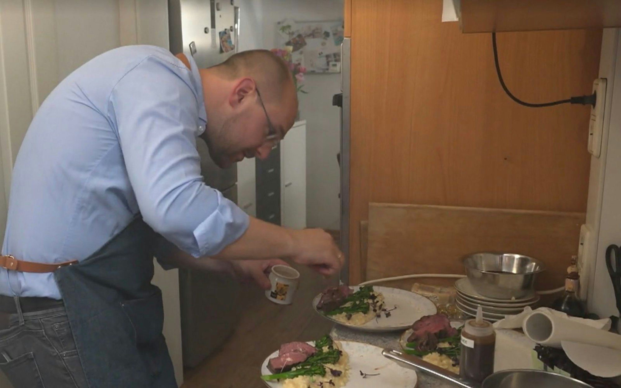 Steffens Körperhaltung ist nicht perfekt, dafür der Hauptgang. (Bild: RTL)