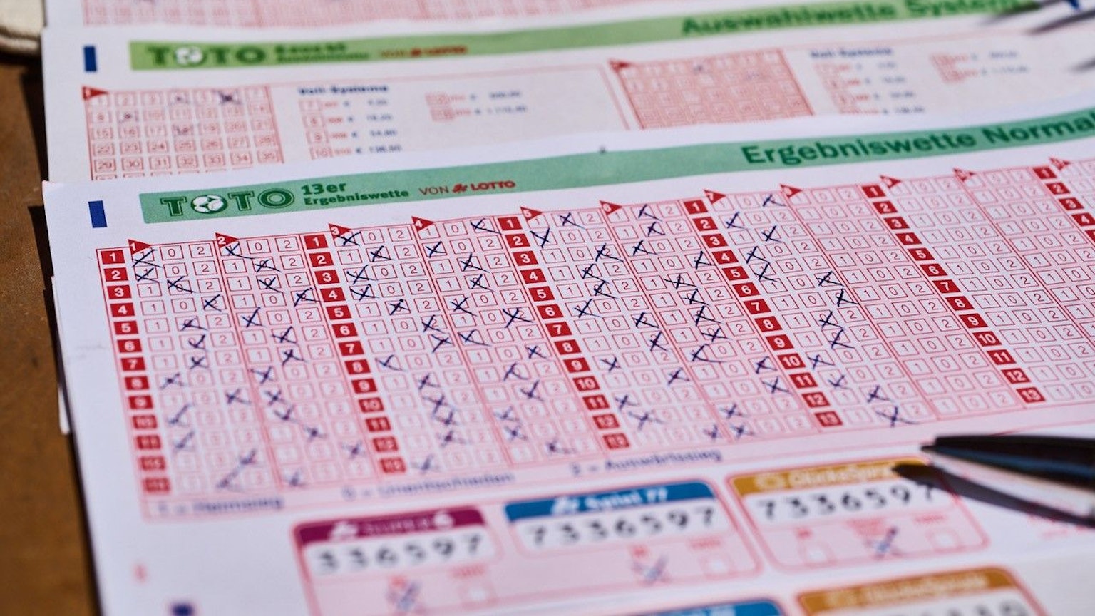 Fußball ohne TOTO 13er Ergebniswette und TOTO 6aus45 Auswahlwette? Das ist nicht so richtig vorstellbar. Besonders jetzt, da die 1. Liga den Spielbetrieb wieder aufnimmt.