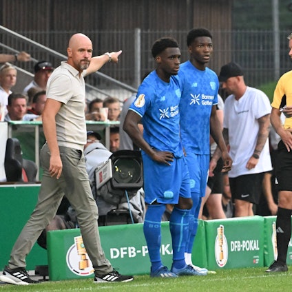 Leverkusens Coach Erik ten Hag im Pokalspiel in Großaspach mit den Zugängen Ernest Poku (l.) und Axel Tape.