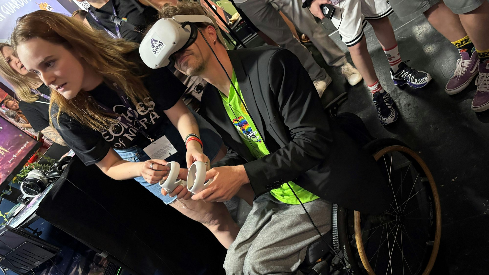 Der Inklusionspolitiker Dennis Sonne (Grüne) taucht mit mithilfe einer VR-Brille in eine virtuelle Welt ab.