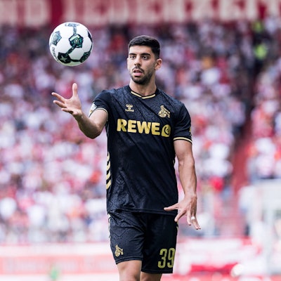 DFB Pokal: SSV Jahn Regensburg - 1. FC Köln 17.08.2025 Cenk Özkacar 1. FC Köln, 39 Einwurf DFB Pokal 1. Runde, SSV Jahn Regensburg - 1. FC Köln, Regensburg, Jahnstadion am 17.08.2025 DFL REGULATIONS PROHIBIT ANY USE OF PHOTOGRAPHS AS IMAGE SEQUENCES AND/OR QUASI-VIDEO. *** DFB Pokal SSV Jahn Regensburg 1 FC Köln 17 08 2025 Cenk Özkacar 1 FC Köln, 39 Einwurf DFB Pokal 1 Runde, SSV Jahn Regensburg 1 FC Köln, Regensburg, Jahnstadion am 17 08 2025 DFL REGULATIONS PROHIBIT ANY USE OF PHOTOGRAPHS AS IMAGE SEQUENCES AND OR QUASI VIDEO Copyright: xBEAUTIFULxSPORTS/Wunderlx