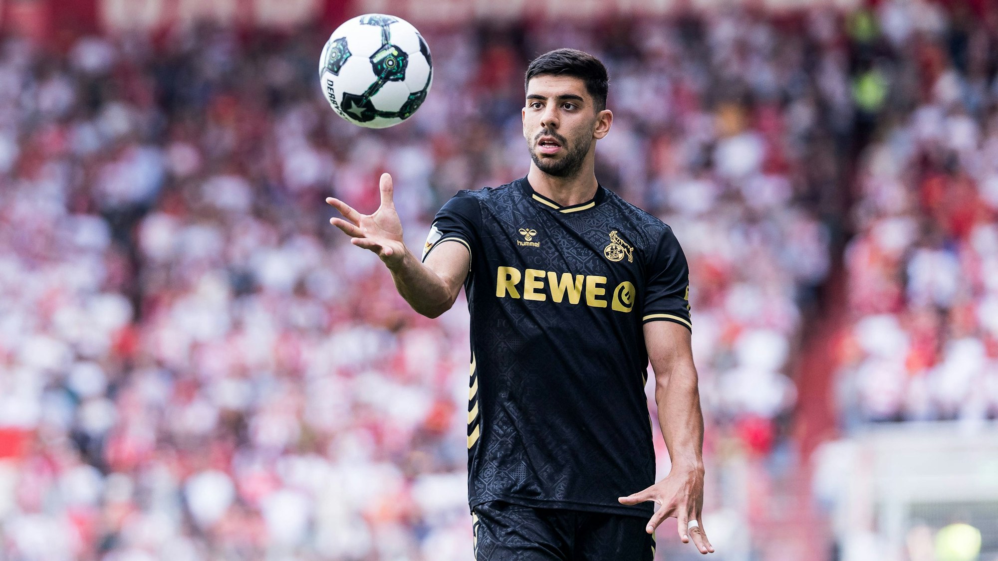 DFB Pokal: SSV Jahn Regensburg - 1. FC Köln 17.08.2025 Cenk Özkacar 1. FC Köln, 39 Einwurf DFB Pokal 1. Runde, SSV Jahn Regensburg - 1. FC Köln, Regensburg, Jahnstadion am 17.08.2025 DFL REGULATIONS PROHIBIT ANY USE OF PHOTOGRAPHS AS IMAGE SEQUENCES AND/OR QUASI-VIDEO. *** DFB Pokal SSV Jahn Regensburg 1 FC Köln 17 08 2025 Cenk Özkacar 1 FC Köln, 39 Einwurf DFB Pokal 1 Runde, SSV Jahn Regensburg 1 FC Köln, Regensburg, Jahnstadion am 17 08 2025 DFL REGULATIONS PROHIBIT ANY USE OF PHOTOGRAPHS AS IMAGE SEQUENCES AND OR QUASI VIDEO Copyright: xBEAUTIFULxSPORTS/Wunderlx