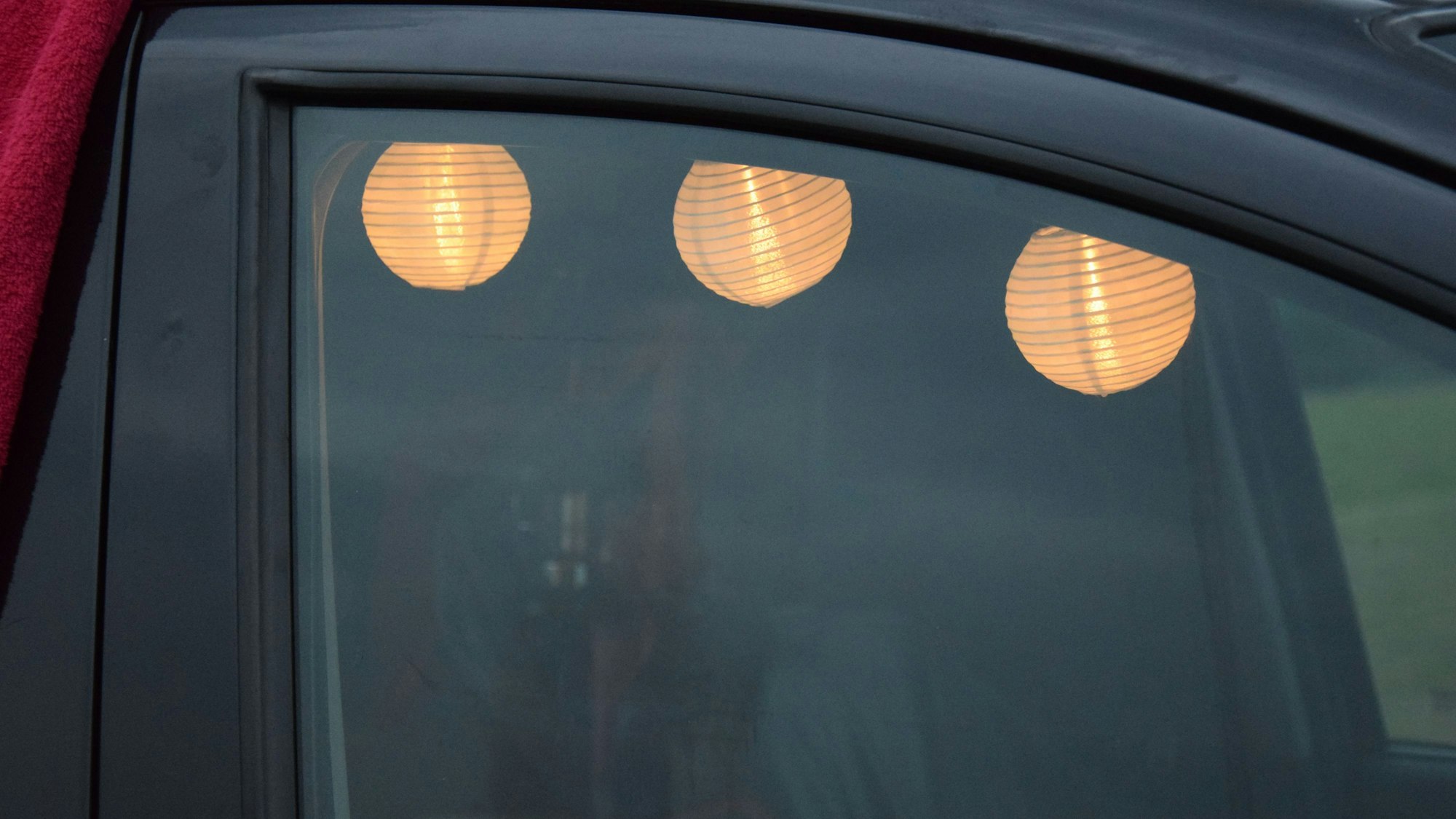 Heimelig: Die Stromversorgung für Lichterkette und Campinglampe läuft über eine zweite Batterie, damit der Fiat immer startklar ist.