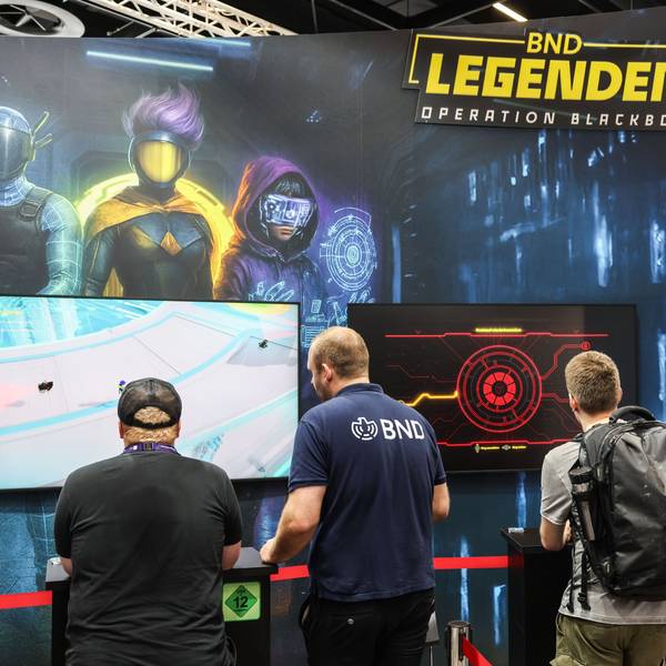 Ein Mitarbeiter des Bundesnachrichtendienstes (BND) macht mit Besuchern der Gamescom das BND-Computerspiel «BND Legenden». Mit einem Stand auf der Computerspielemesse (20.-24. August 2025) will der BND um Mitarbeiter werben.